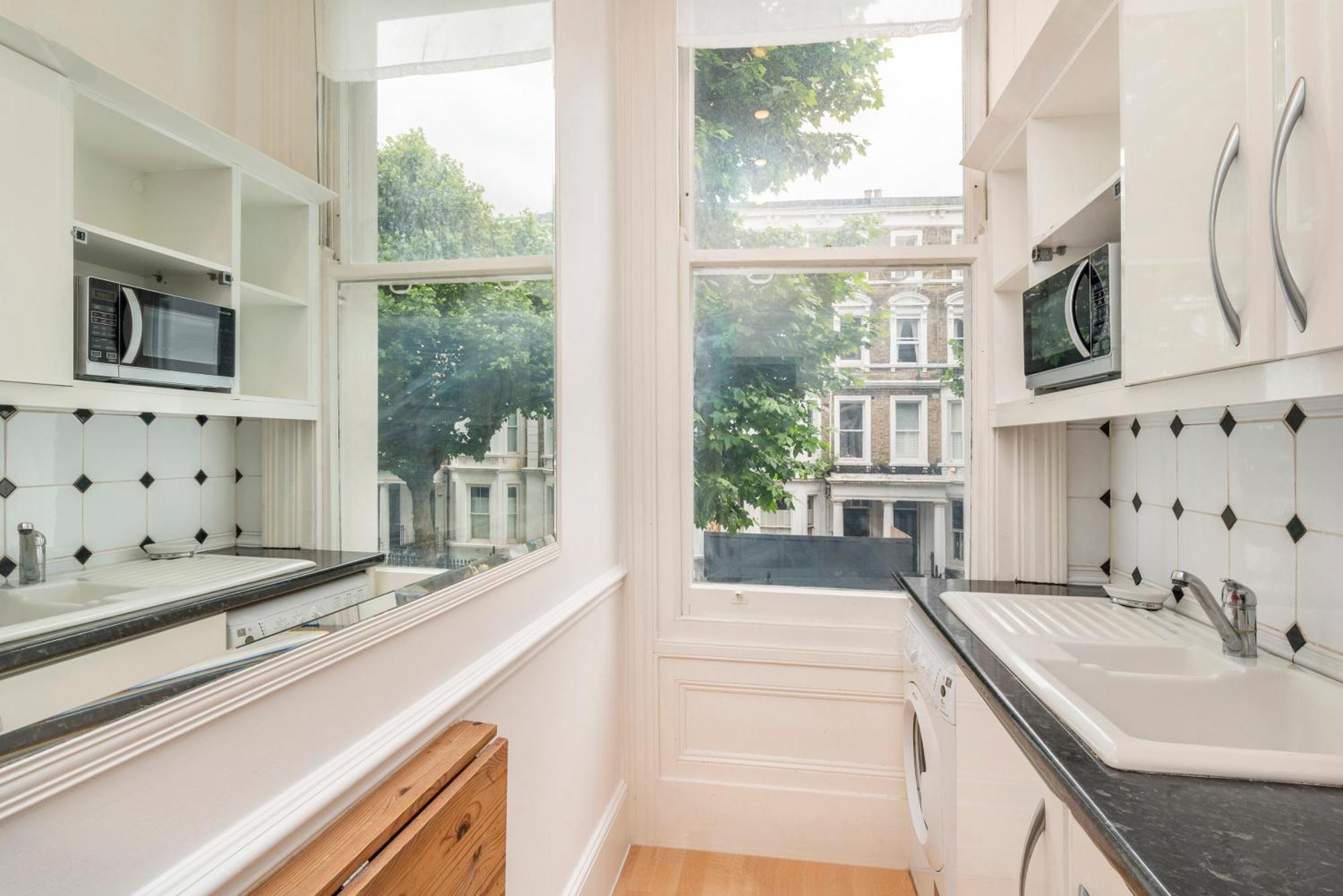 2 Min Walk Earls Court Station - Luxury 2 Bedroom Flat * London