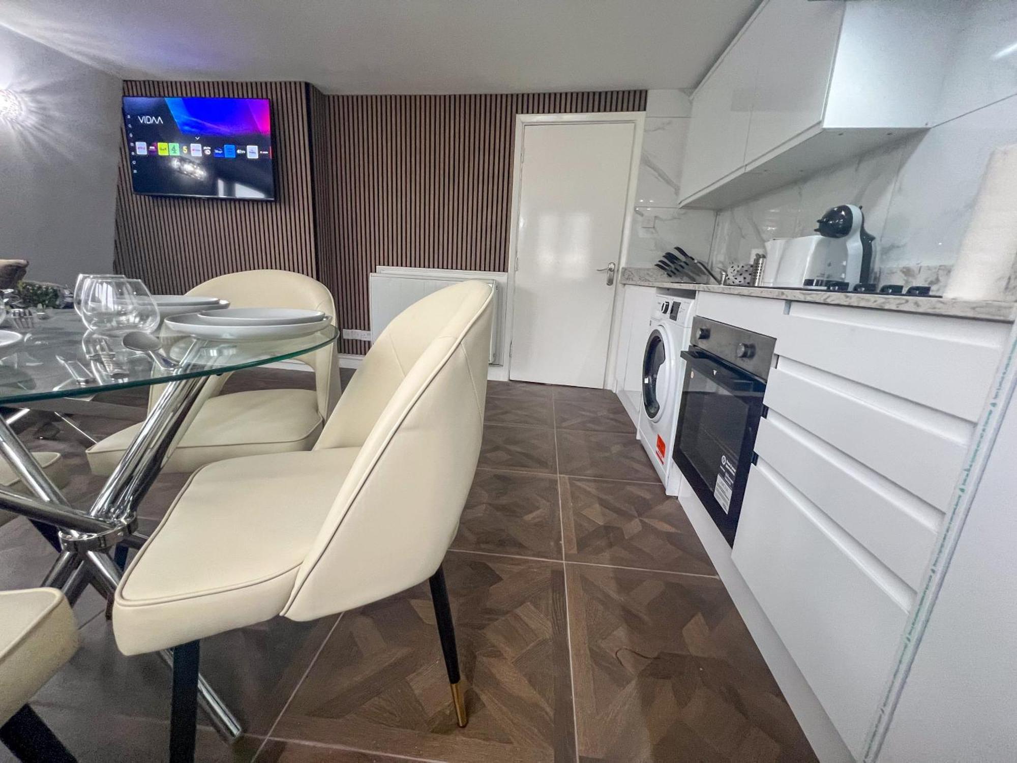 Stylish 2 Bedroom In The Heart Of Soho Gs5 Appartement Londen