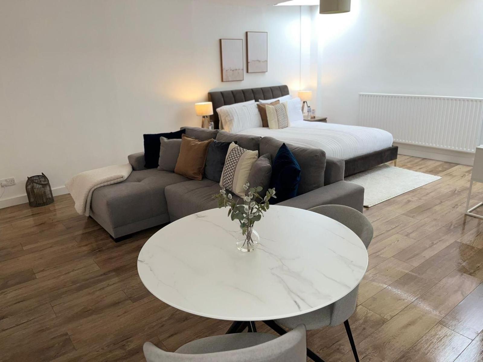 Apartment Modern In Popular South Kensington Location *