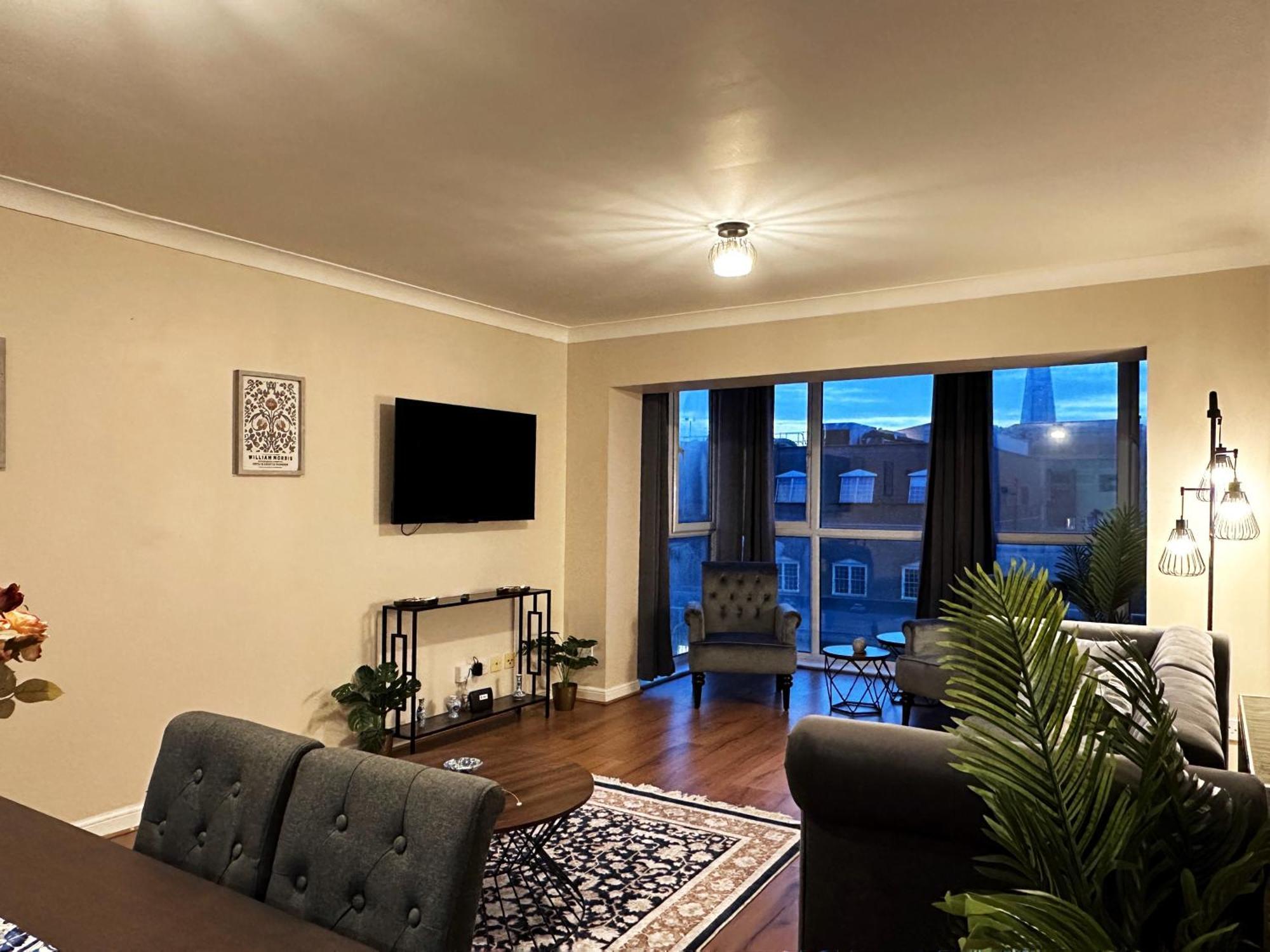 Mia Place In Tower Hill, 2 Double Beds, Max 4 People, Free Parking Available Upon Request, Great Location *