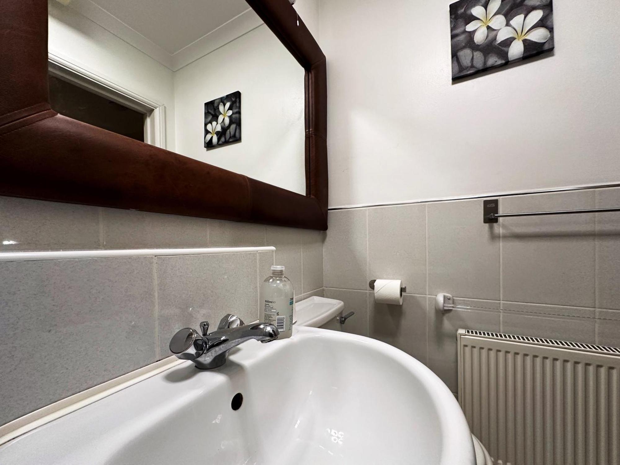 Mia Place In Tower Hill, 2 Double Beds, Max 4 People, Free Parking Available Upon Request, Great Location London