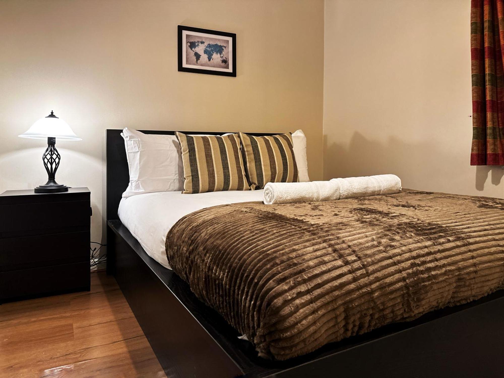 Mia Place In Tower Hill, 2 Double Beds, Max 4 People, Free Parking Available Upon Request, Great Location