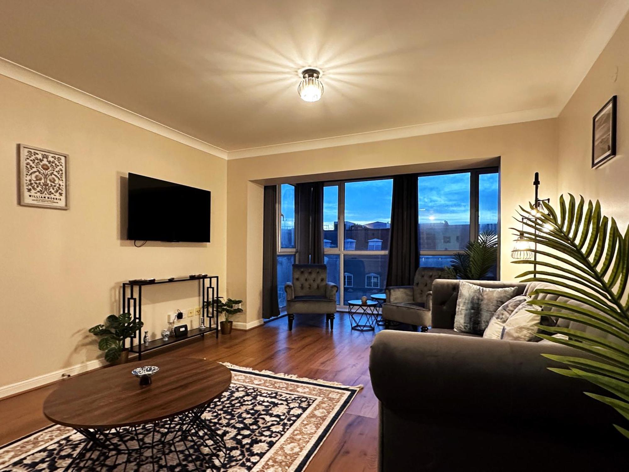 Mia Place In Tower Hill, 2 Double Beds, Max 4 People, Free Parking Available Upon Request, Great Location Apartment