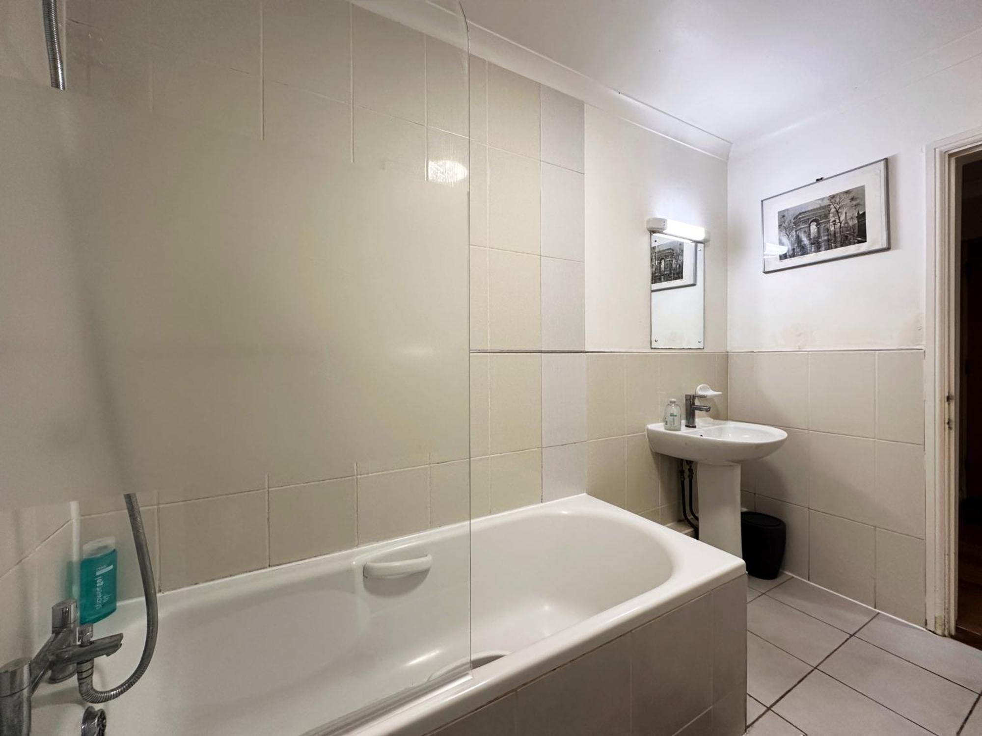 Mia Place In Tower Hill, 2 Double Beds, Max 4 People, Free Parking Available Upon Request, Great Location *