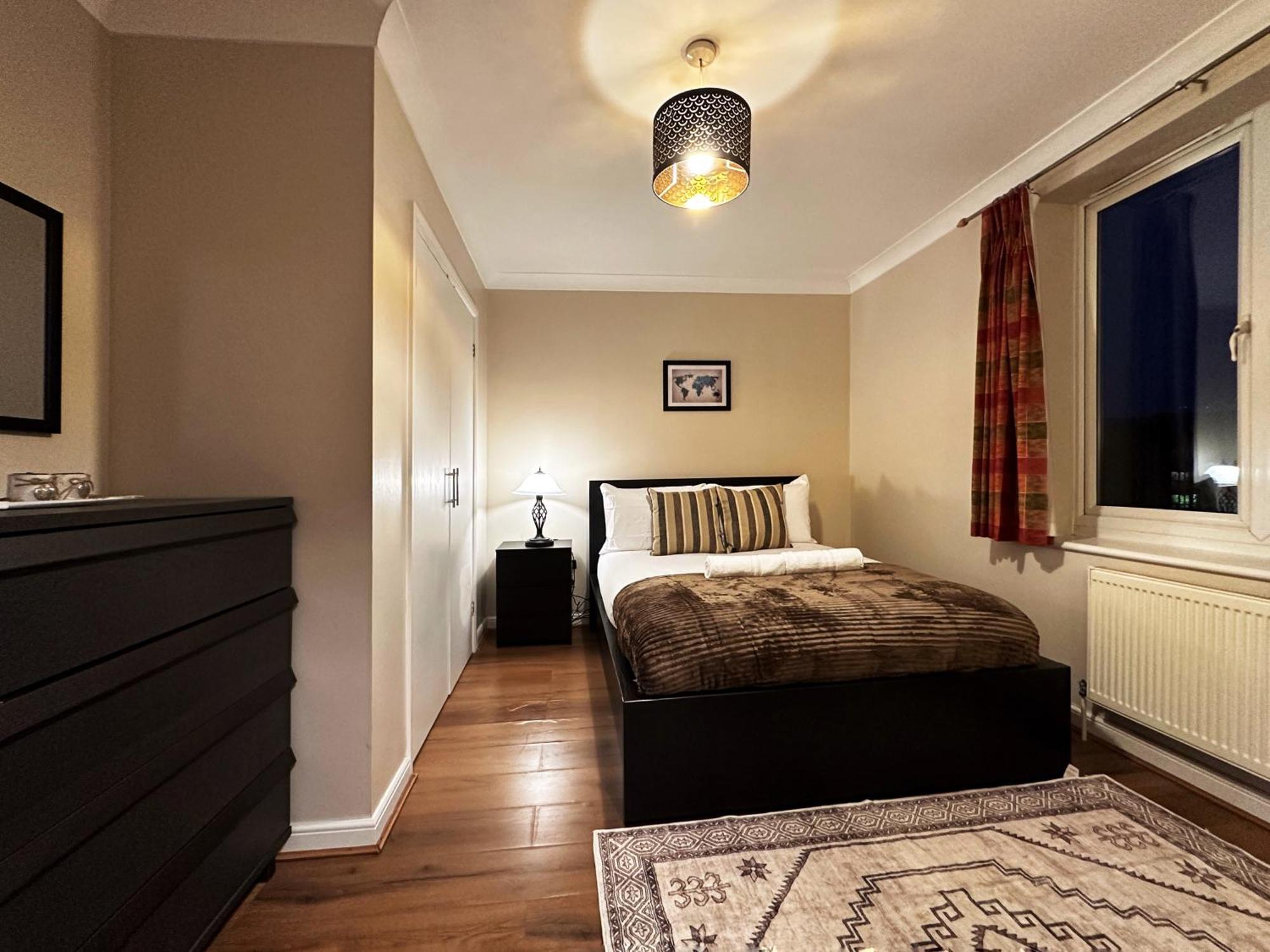 Mia Place In Tower Hill, 2 Double Beds, Max 4 People, Free Parking Available Upon Request, Great Location Apartment