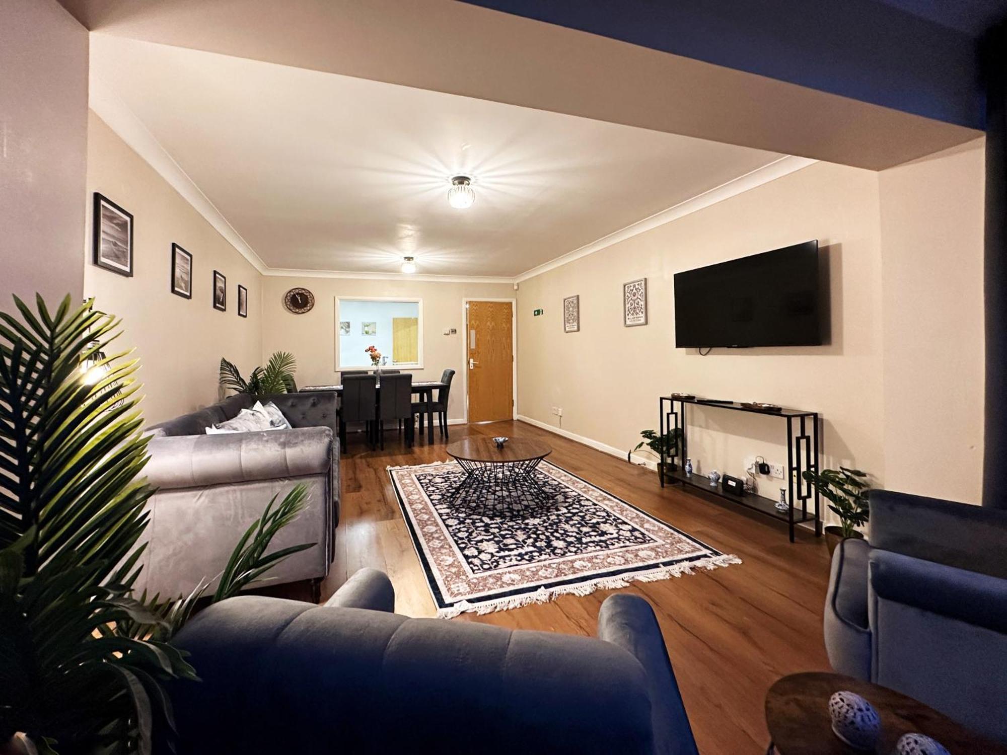 Mia Place In Tower Hill, 2 Double Beds, Max 4 People, Free Parking Available Upon Request, Great Location Apartment *