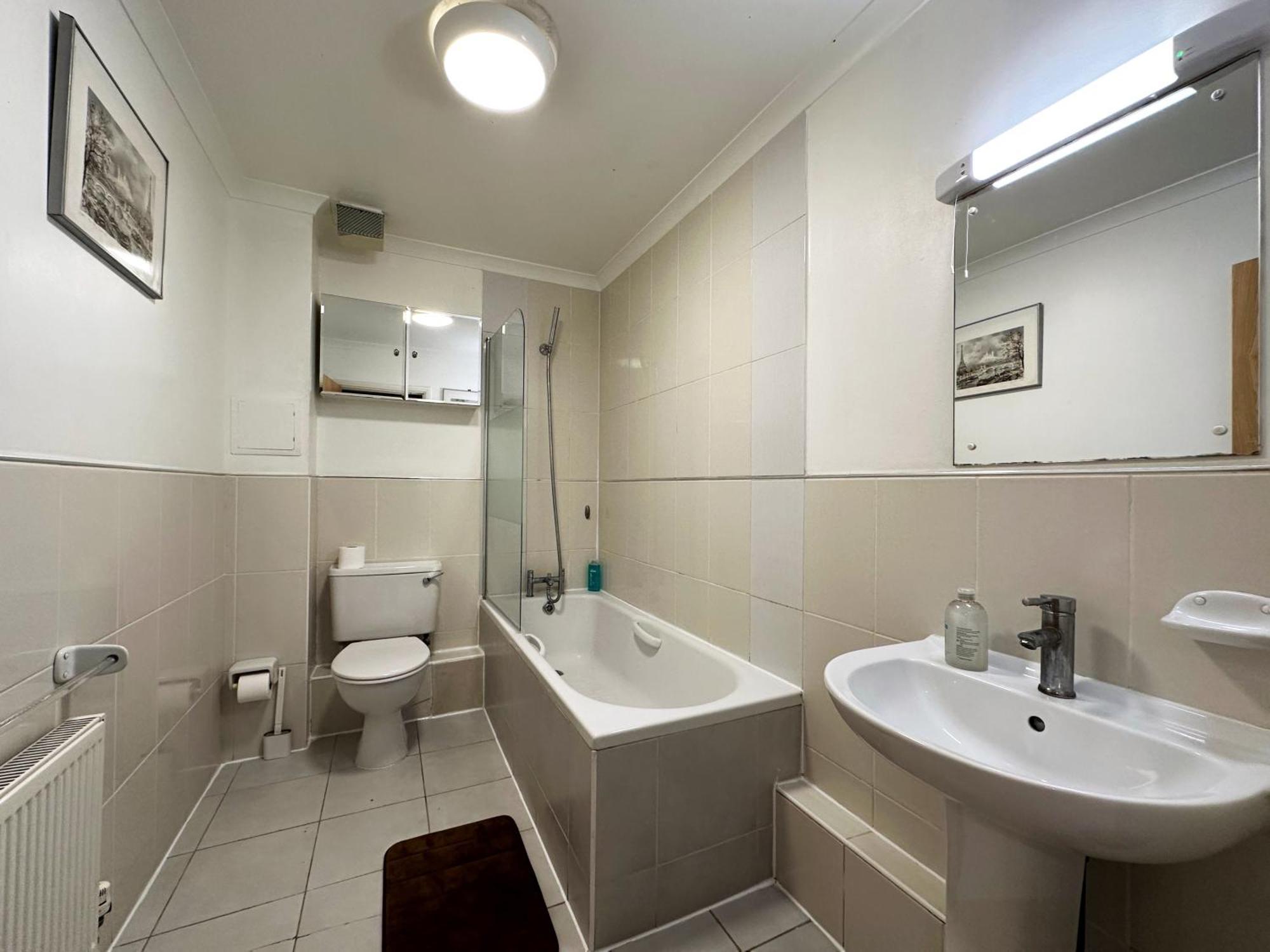Apartment Mia Place In Tower Hill, 2 Double Beds, Max 4 People, Free Parking Available Upon Request, Great Location London