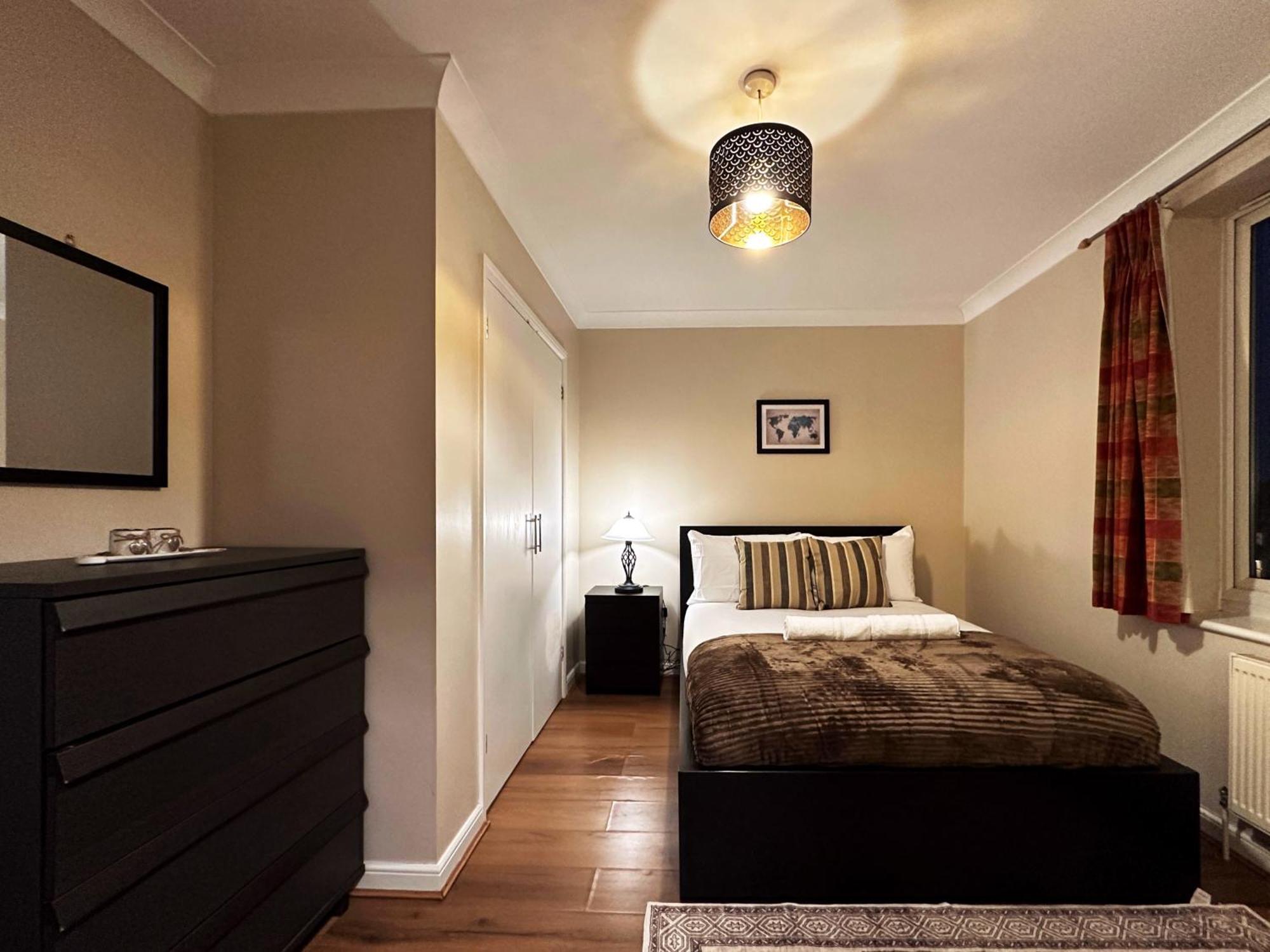 Mia Place In Tower Hill, 2 Double Beds, Max 4 People, Free Parking Available Upon Request, Great Location *