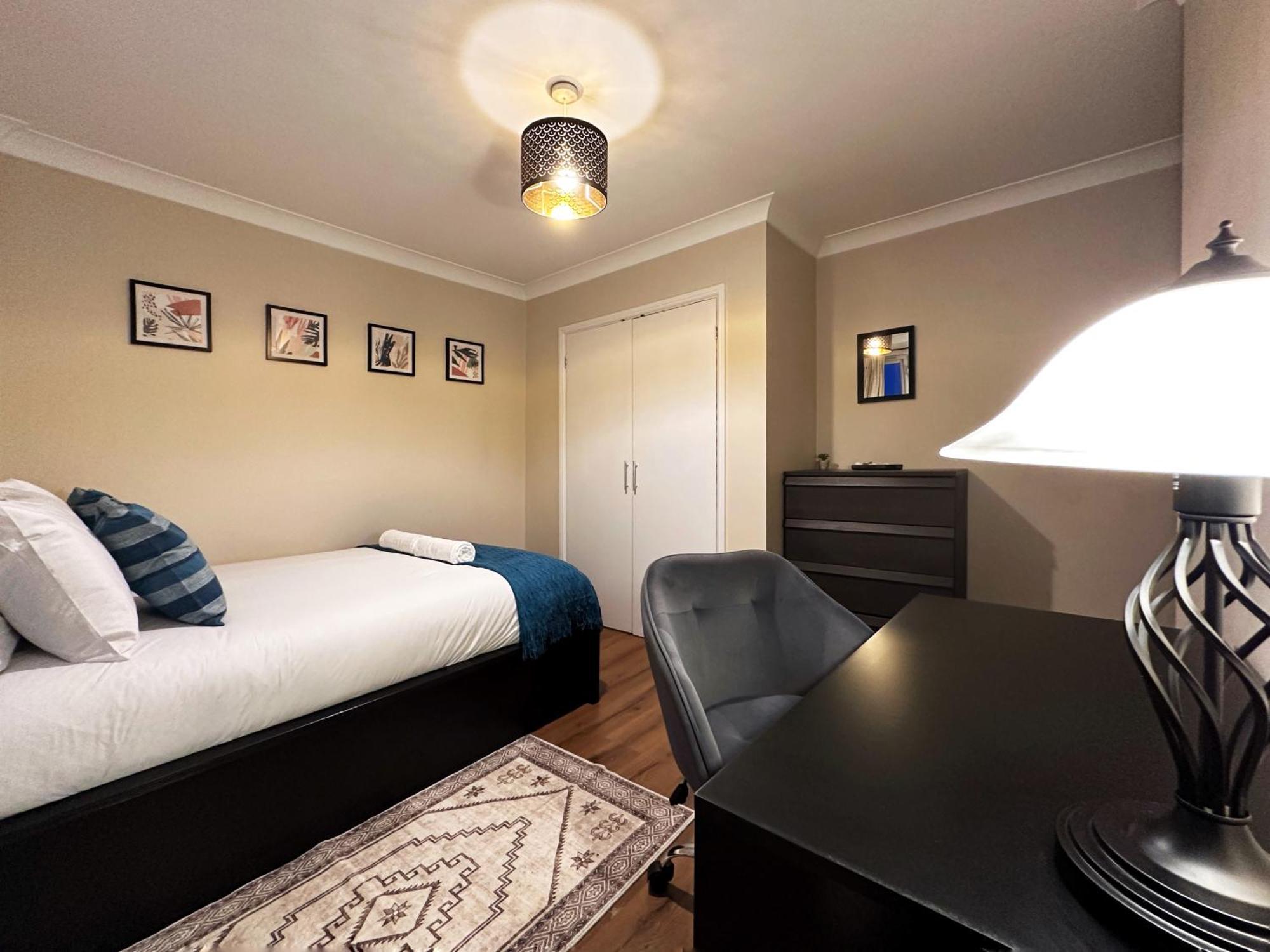 Mia Place In Tower Hill, 2 Double Beds, Max 4 People, Free Parking Available Upon Request, Great Location *