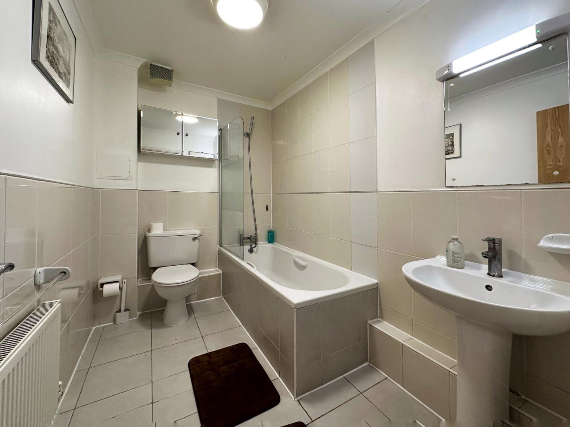 Mia Place In Tower Hill, 2 Double Beds, Max 4 People, Free Parking Available Upon Request, Great Location *