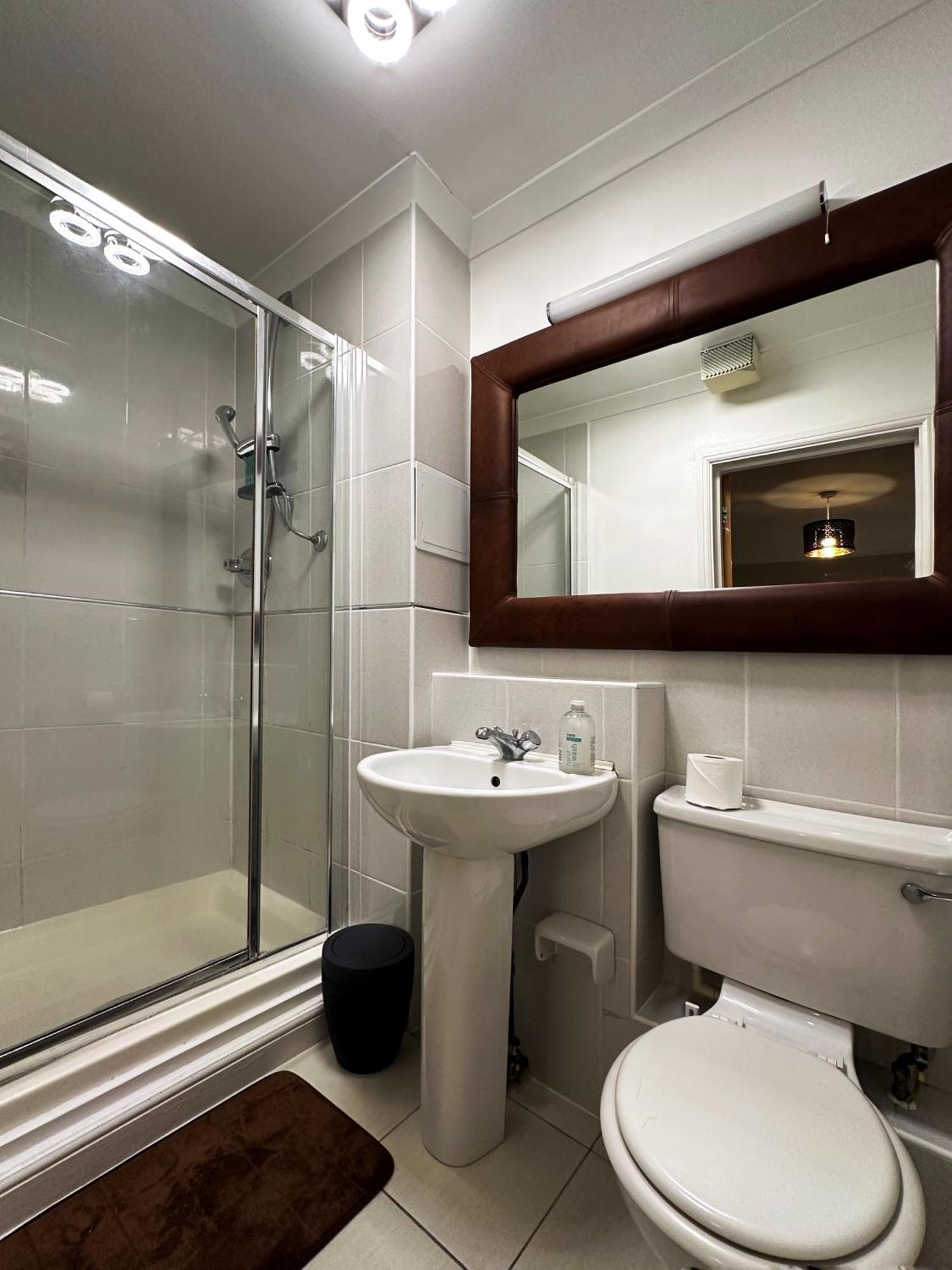 Mia Place In Tower Hill, 2 Double Beds, Max 4 People, Free Parking Available Upon Request, Great Location