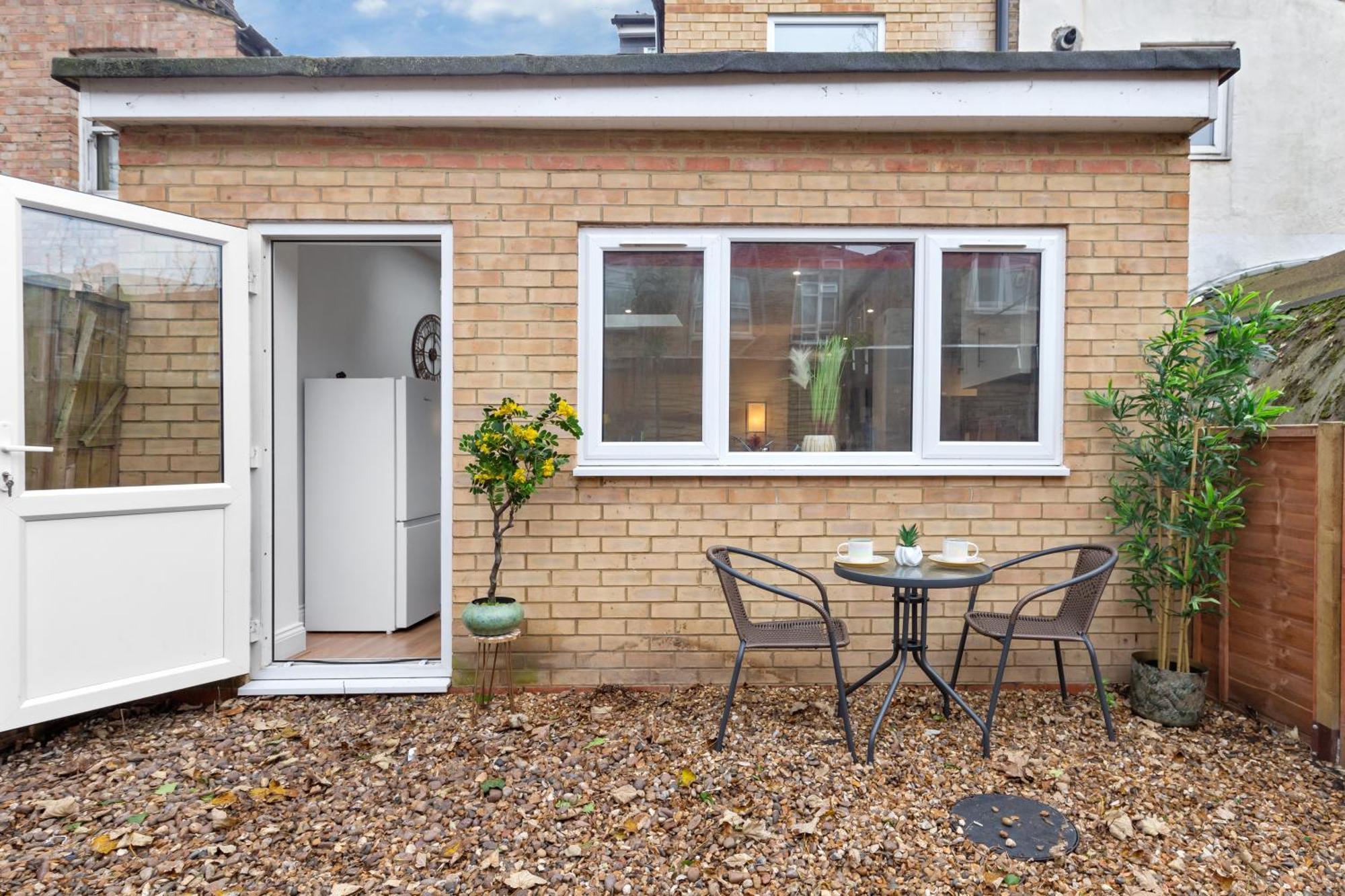 Appartement Immaculate 2-bed Flat Near London, With Garden & Parking Available- Save On Long Stays! Instant Book! Londen