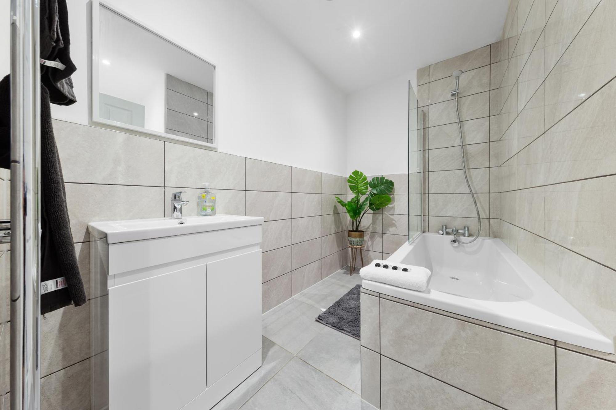 Immaculate 2-bed Flat Near London, With Garden & Parking Available- Save On Long Stays! Instant Book! Appartement *