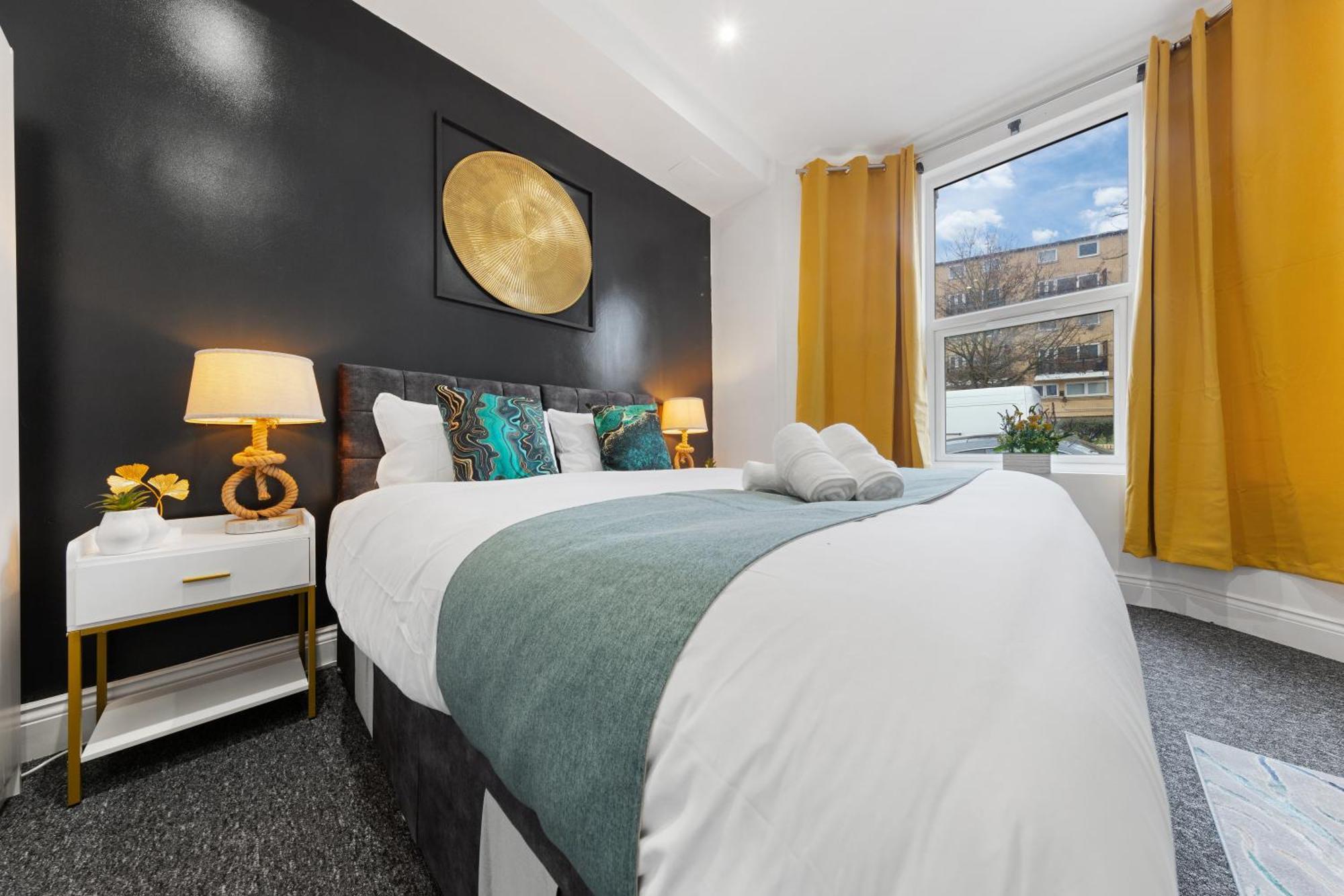 Immaculate 2-bed Flat Near London, With Garden & Parking Available- Save On Long Stays! Instant Book! Appartement Londen