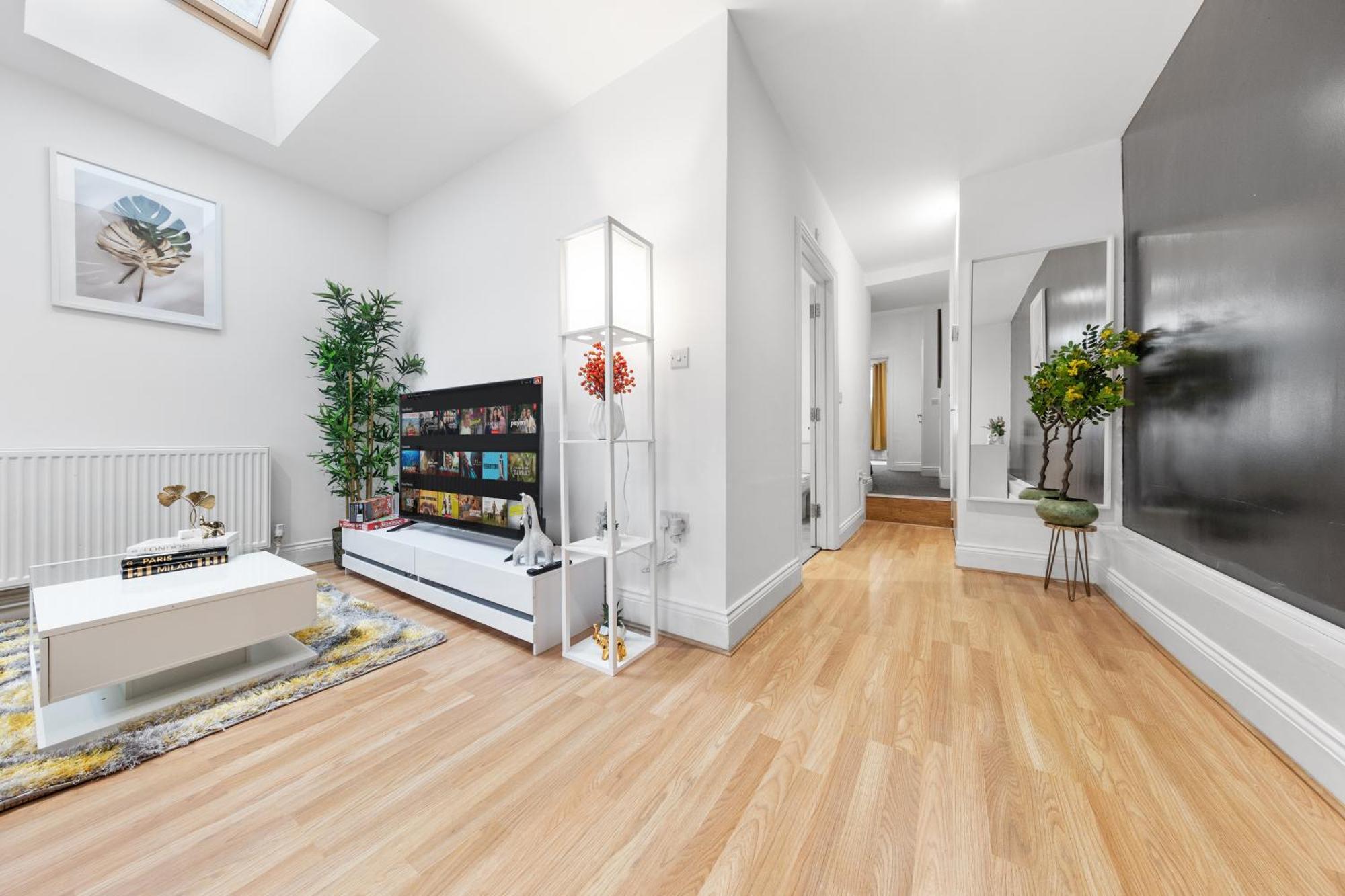 Immaculate 2-bed Flat Near London, With Garden & Parking Available- Save On Long Stays! Instant Book! Appartement