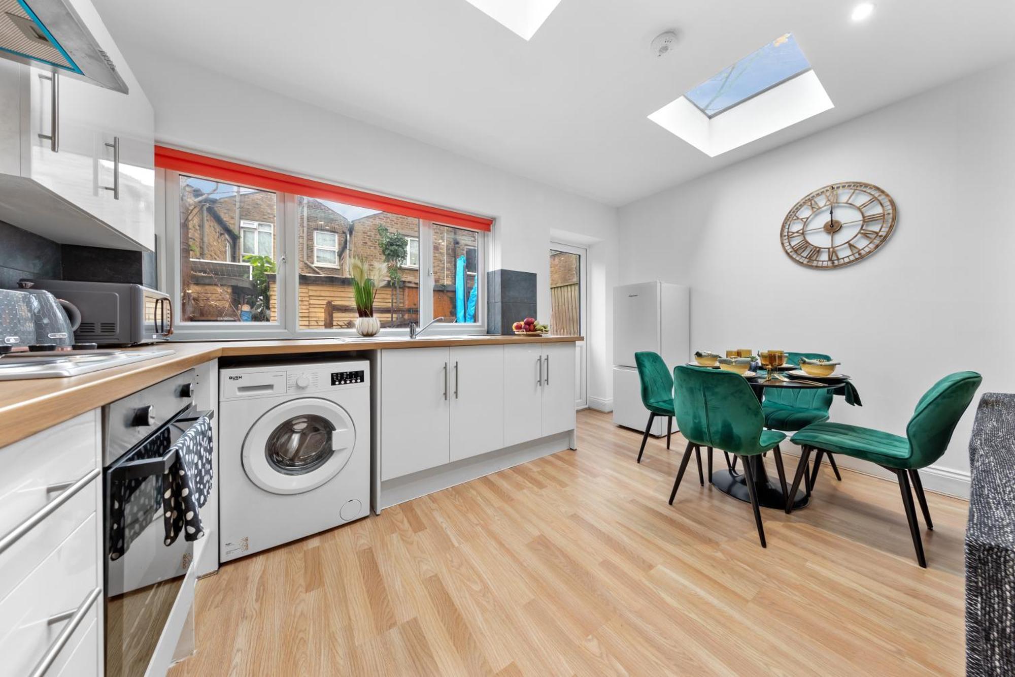 Immaculate 2-bed Flat Near London, With Garden & Parking Available- Save On Long Stays! Instant Book! Londen