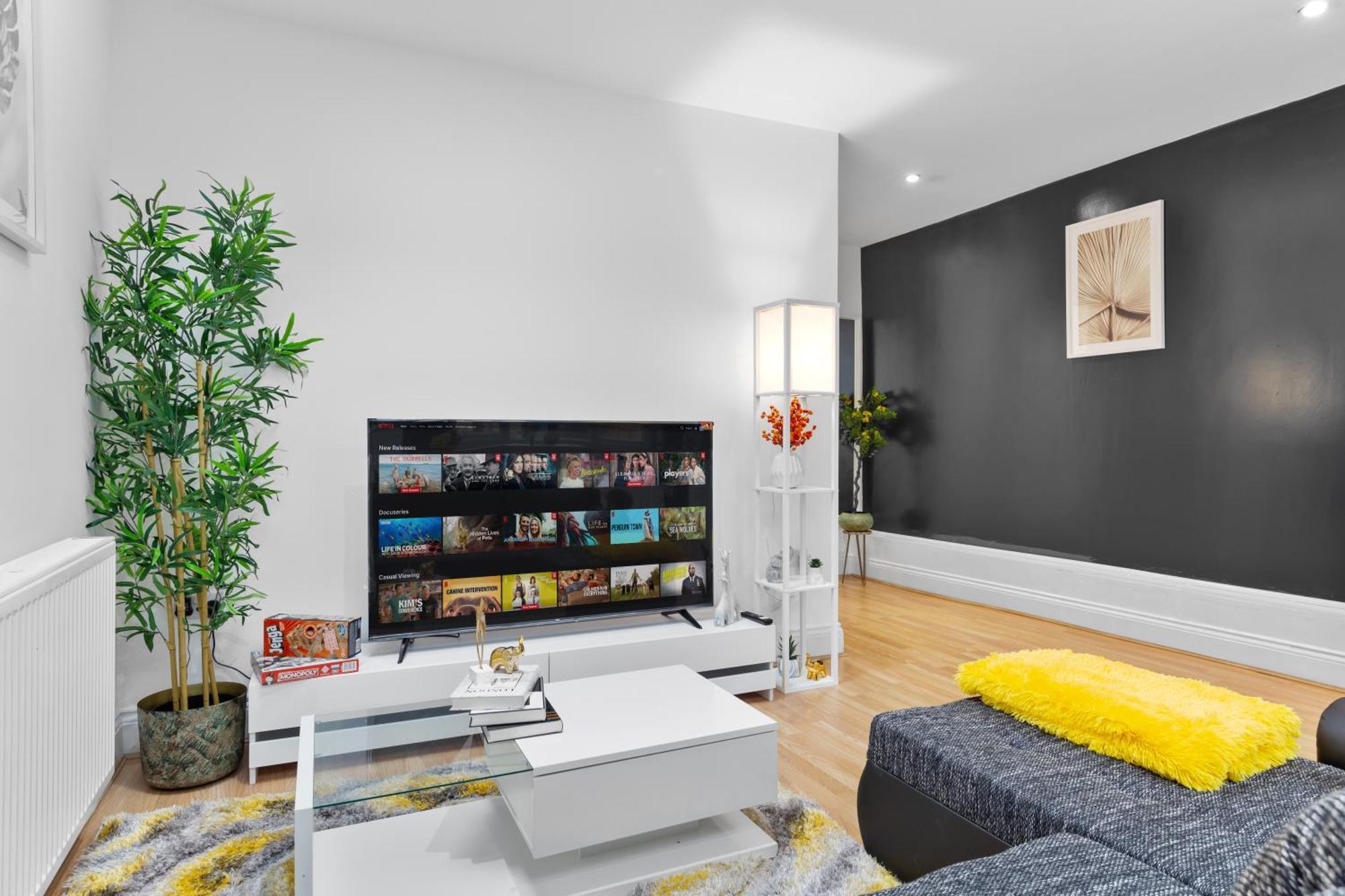 Immaculate 2-bed Flat Near London, With Garden & Parking Available- Save On Long Stays! Instant Book! * Londen