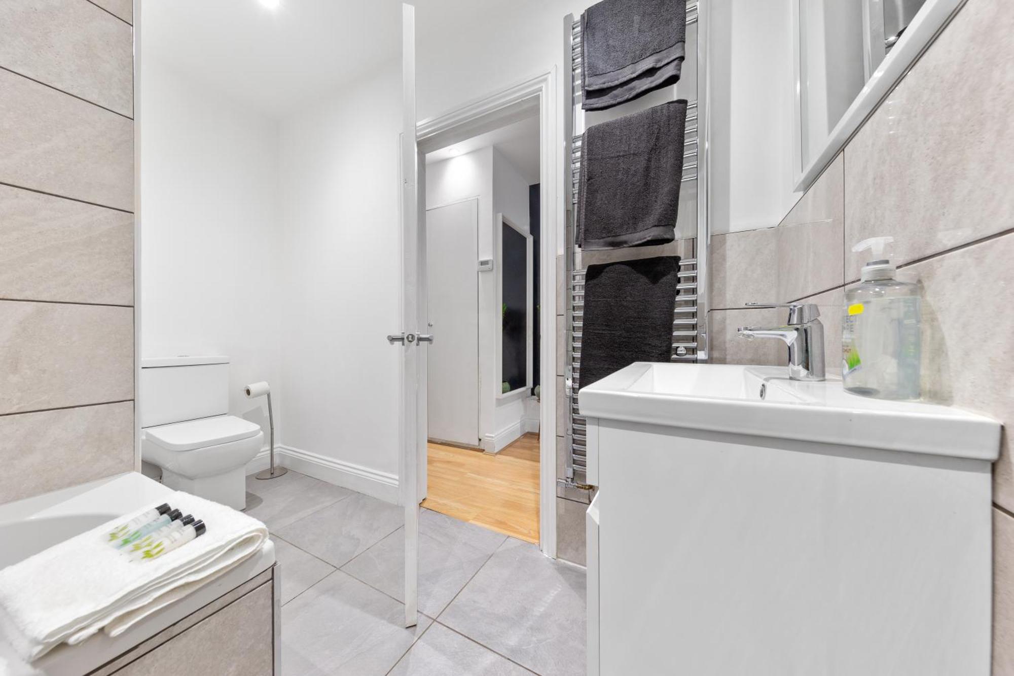 Immaculate 2-bed Flat Near London, With Garden & Parking Available- Save On Long Stays! Instant Book! Appartement *