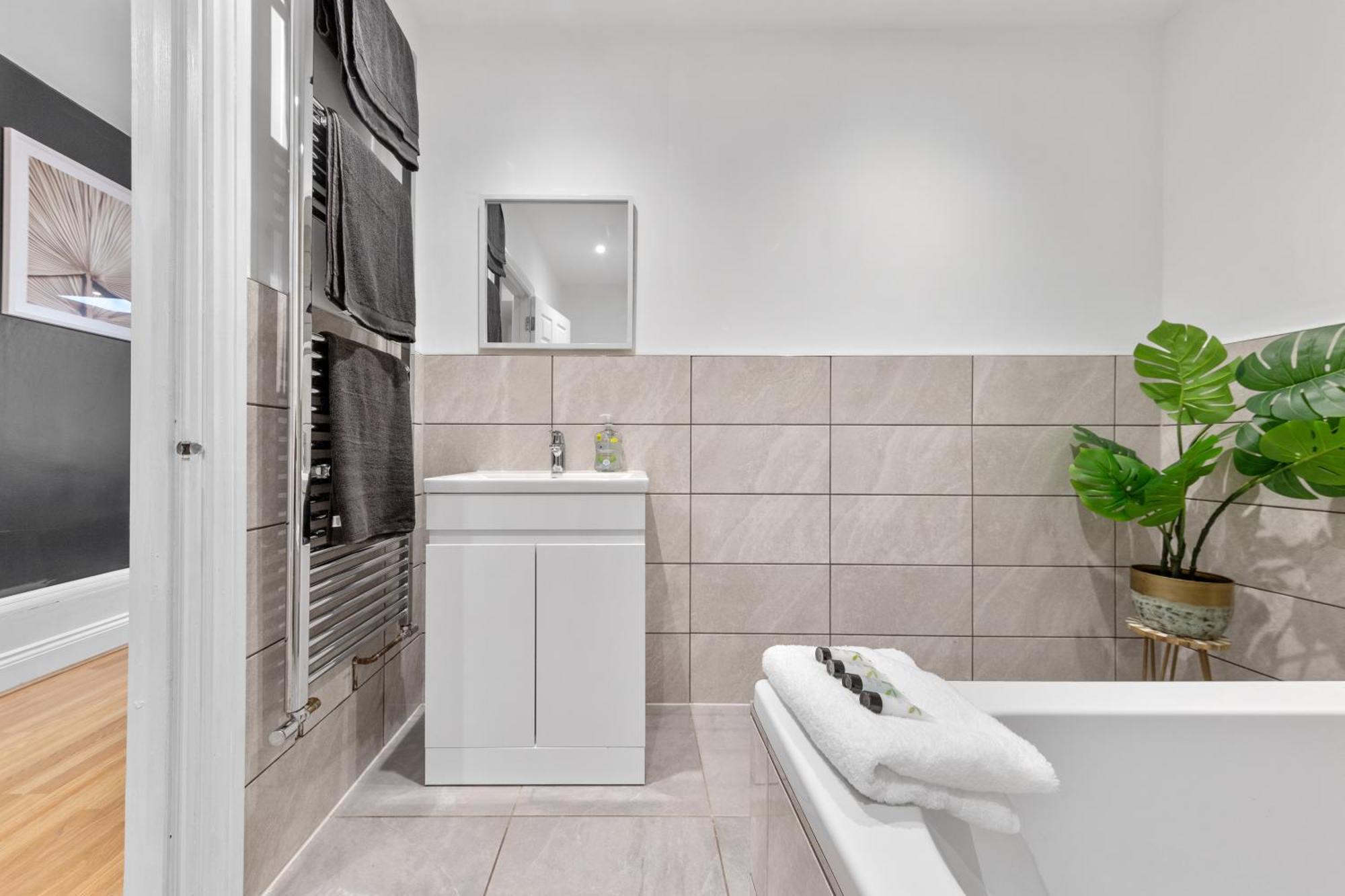 Appartement Immaculate 2-bed Flat Near London, With Garden & Parking Available- Save On Long Stays! Instant Book! *