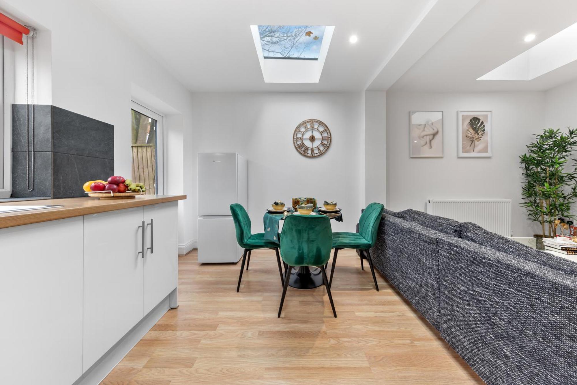 Immaculate 2-bed Flat Near London, With Garden & Parking Available- Save On Long Stays! Instant Book! Londen