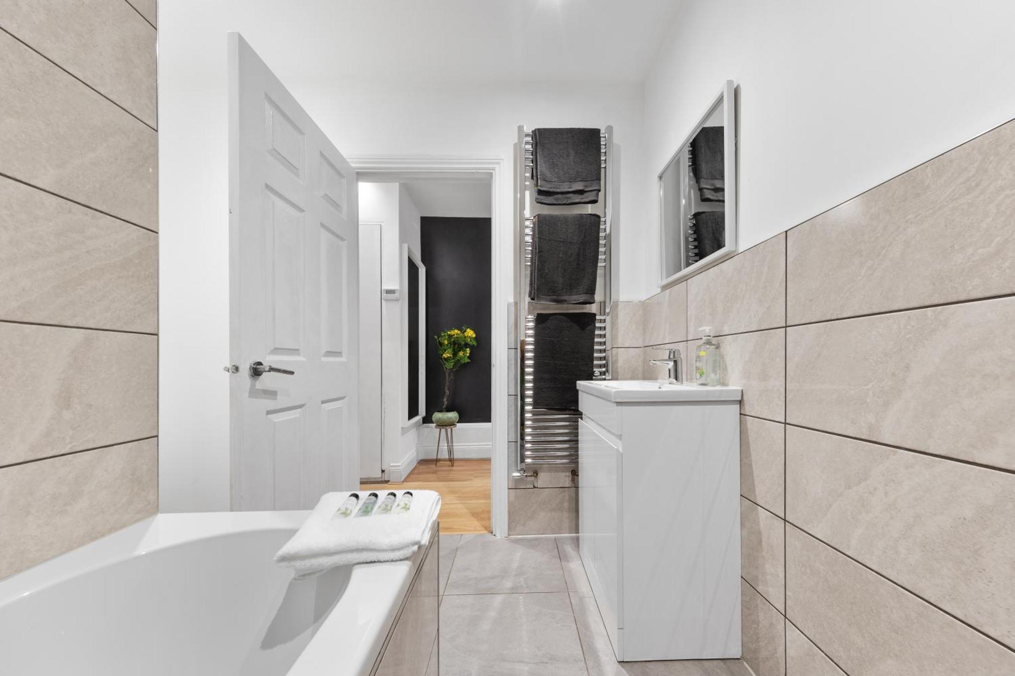 Appartement Immaculate 2-bed Flat Near London, With Garden & Parking Available- Save On Long Stays! Instant Book! *