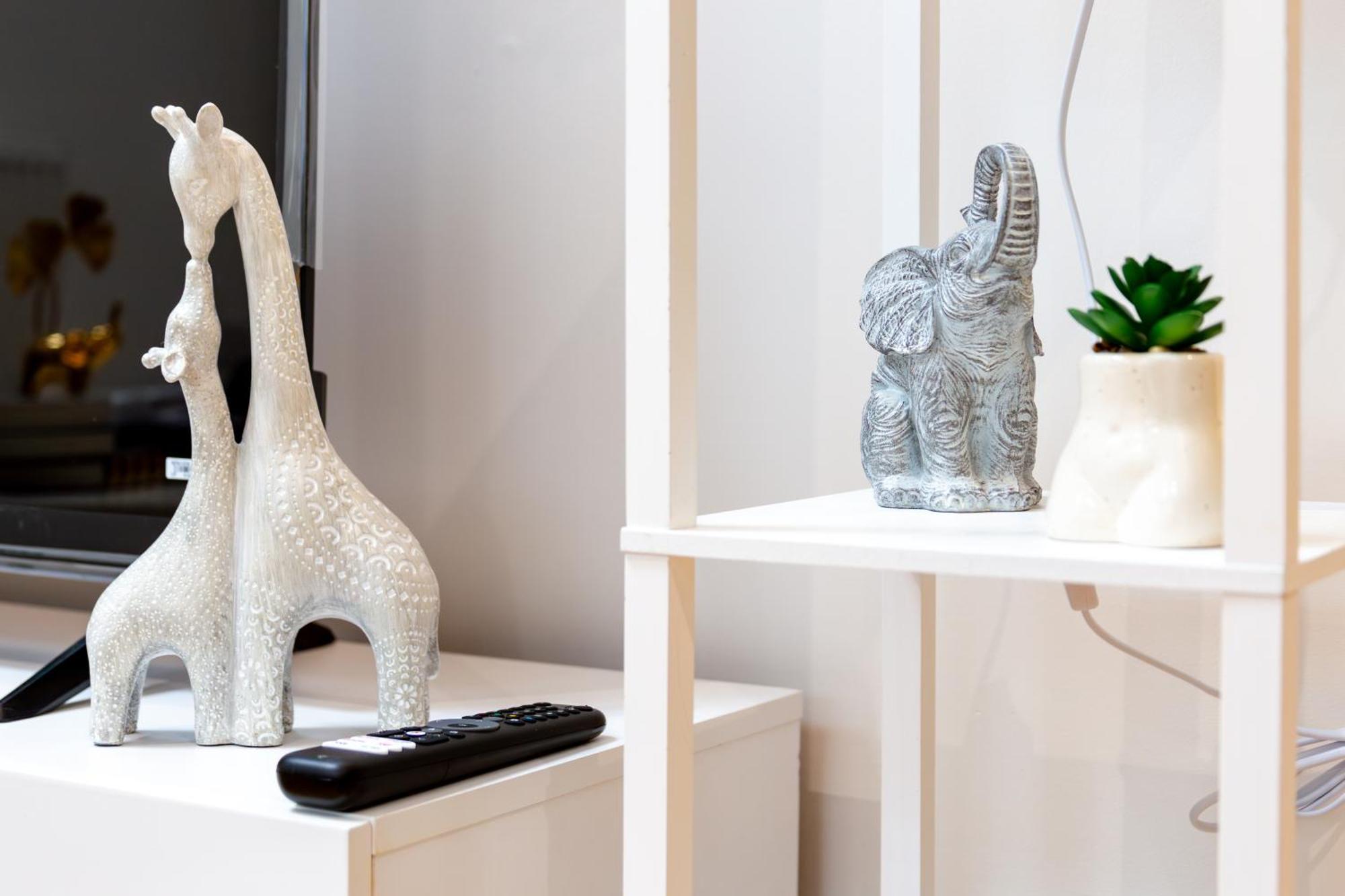 Immaculate 2-bed Flat Near London, With Garden & Parking Available- Save On Long Stays! Instant Book! Appartement Londen