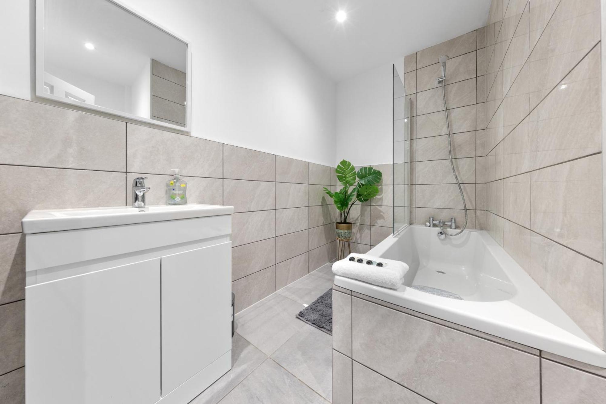 Immaculate 2-bed Flat Near London, With Garden & Parking Available- Save On Long Stays! Instant Book! Londen