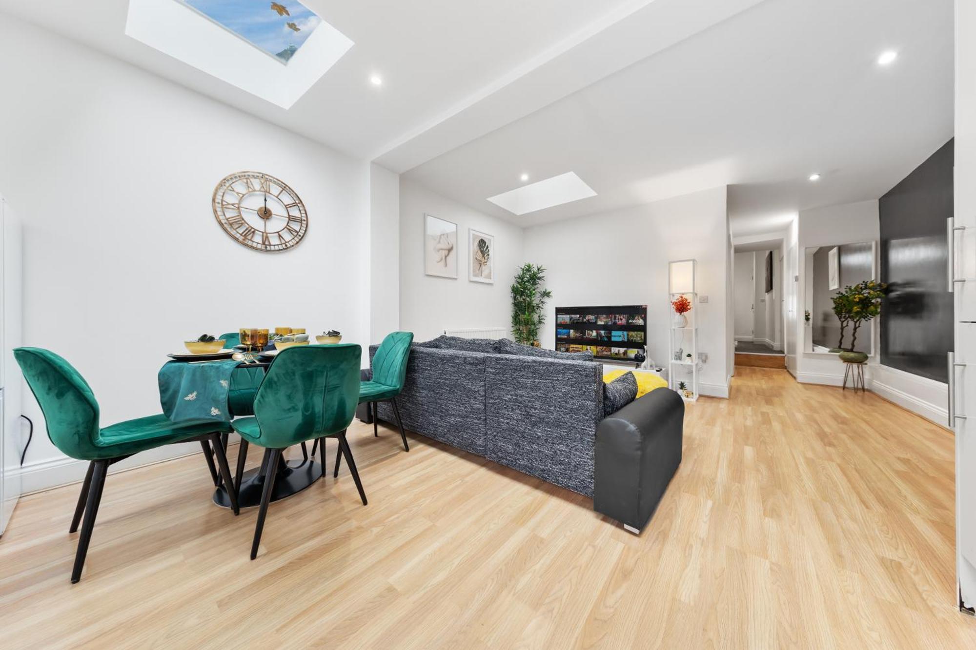 Immaculate 2-bed Flat Near London, With Garden & Parking Available- Save On Long Stays! Instant Book! * Londen
