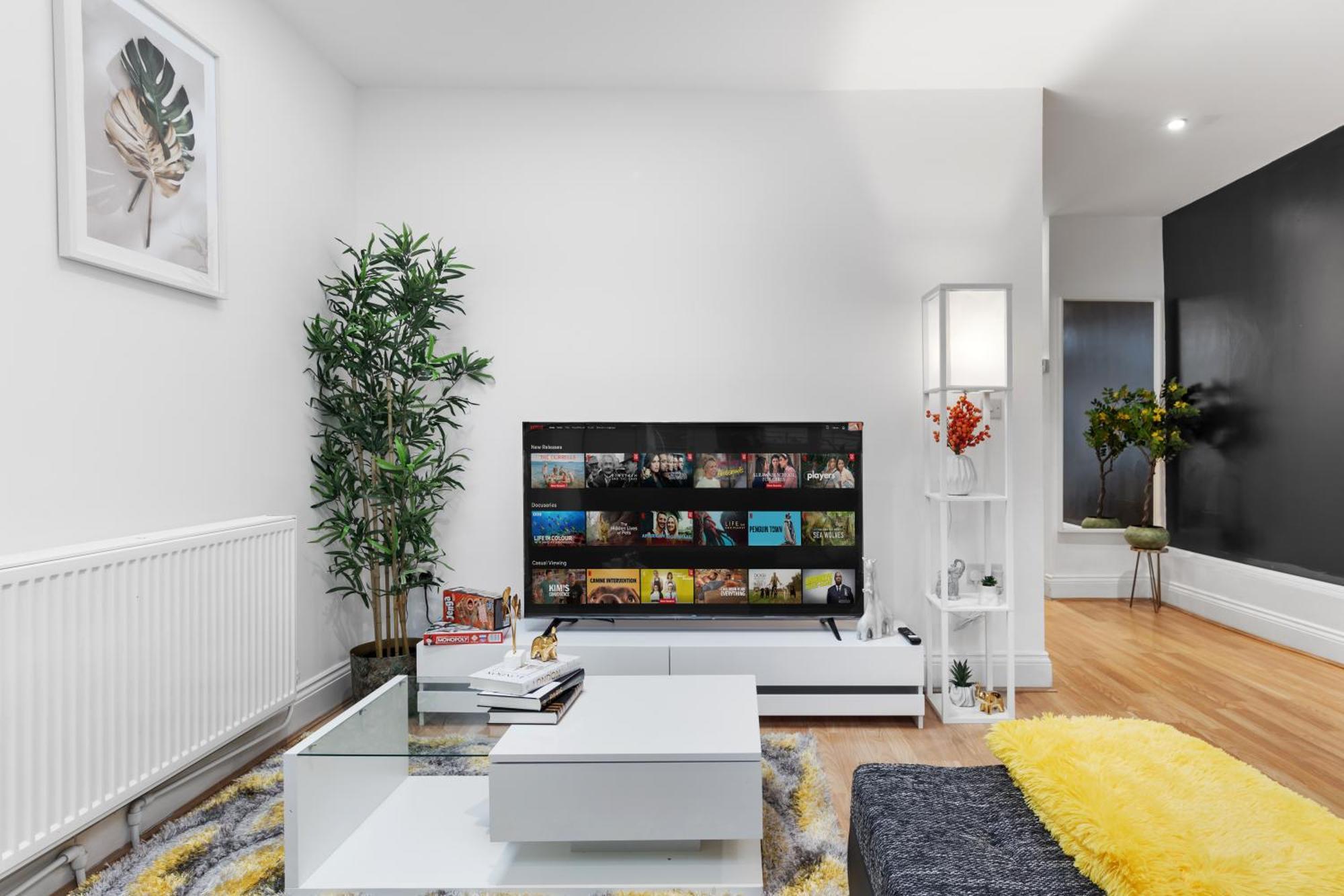 Immaculate 2-bed Flat Near London, With Garden & Parking Available- Save On Long Stays! Instant Book! Appartement