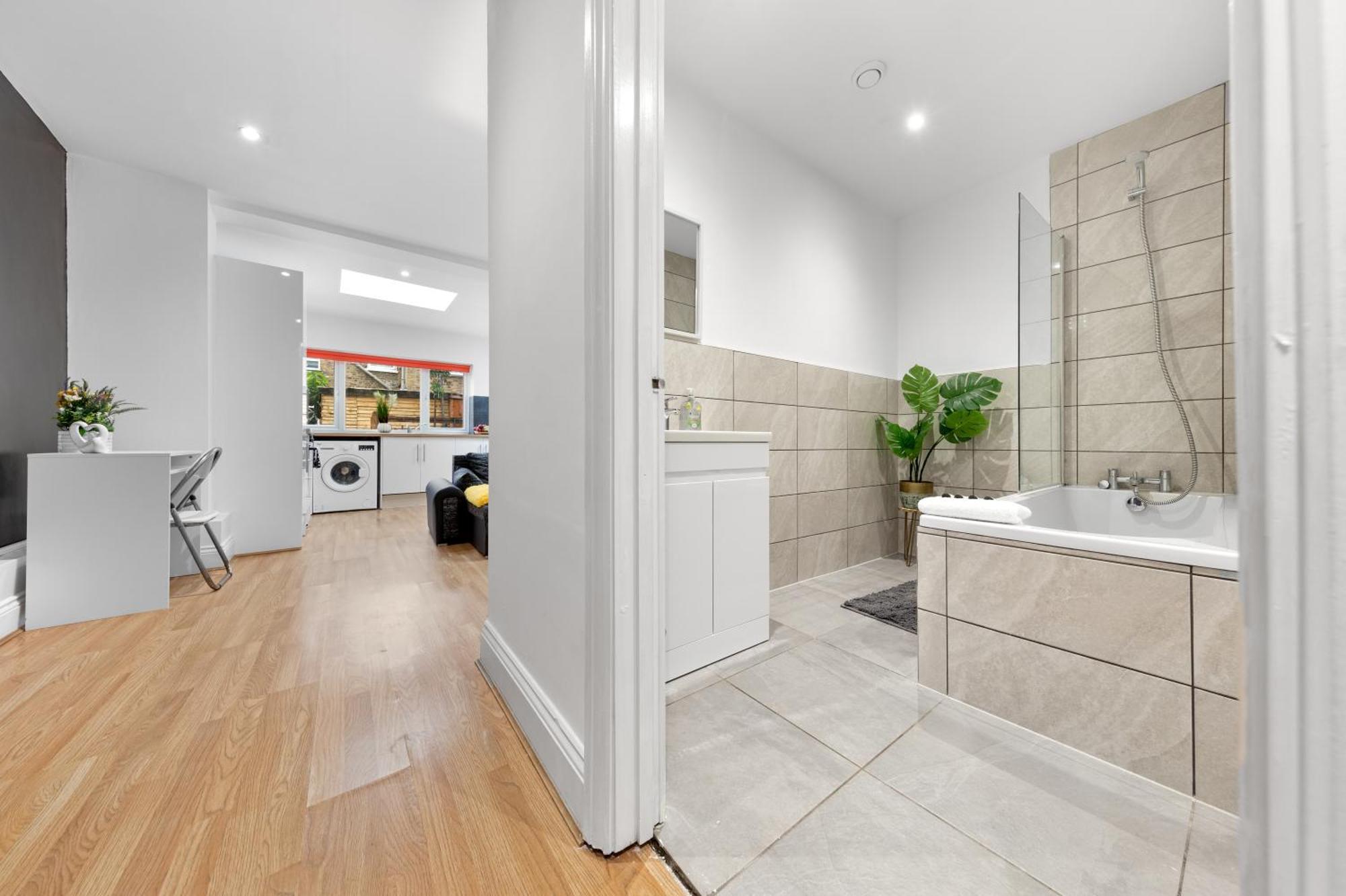 Appartement Immaculate 2-bed Flat Near London, With Garden & Parking Available- Save On Long Stays! Instant Book!
