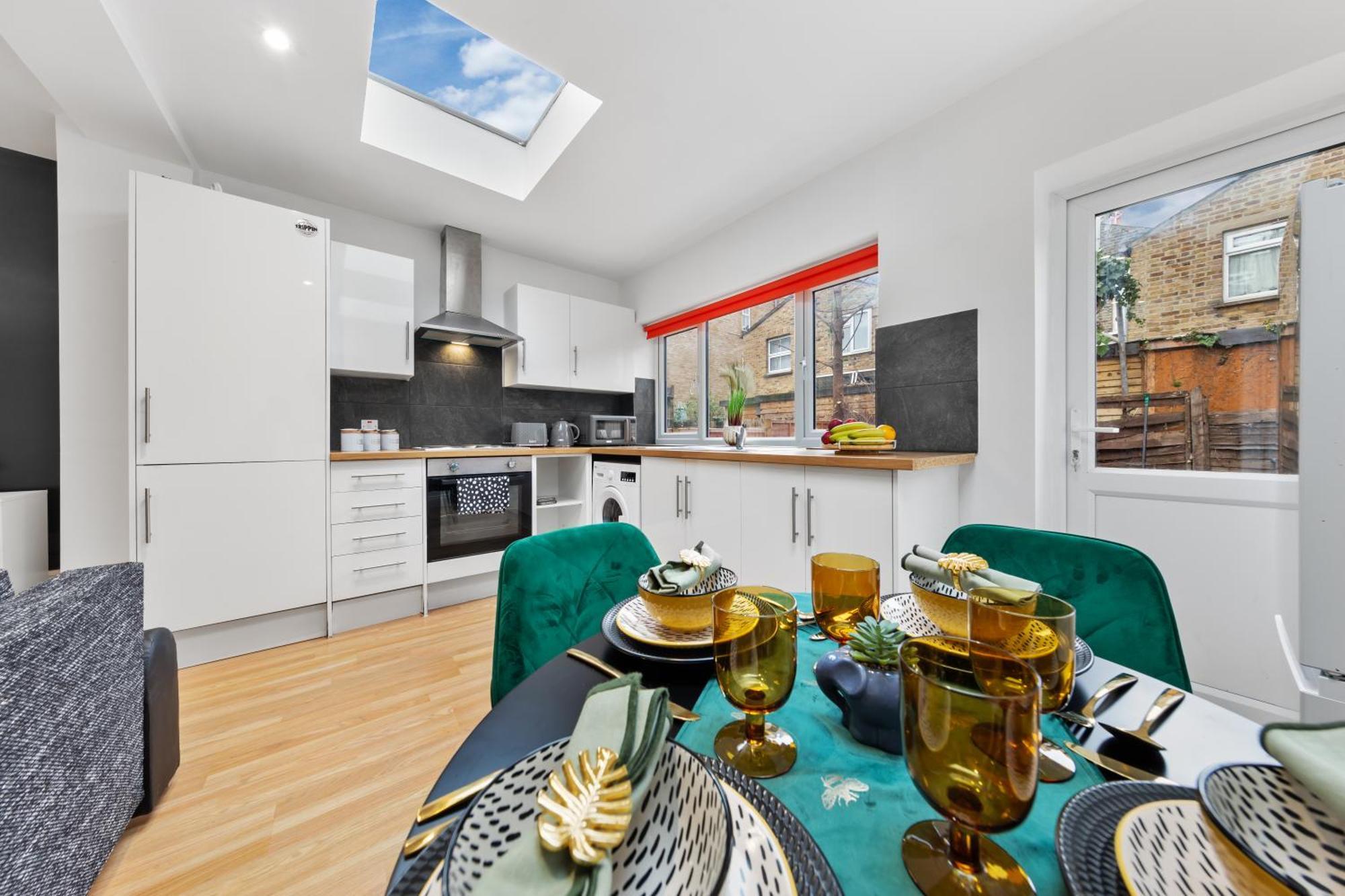 Immaculate 2-bed Flat Near London, With Garden & Parking Available- Save On Long Stays! Instant Book! Appartement *