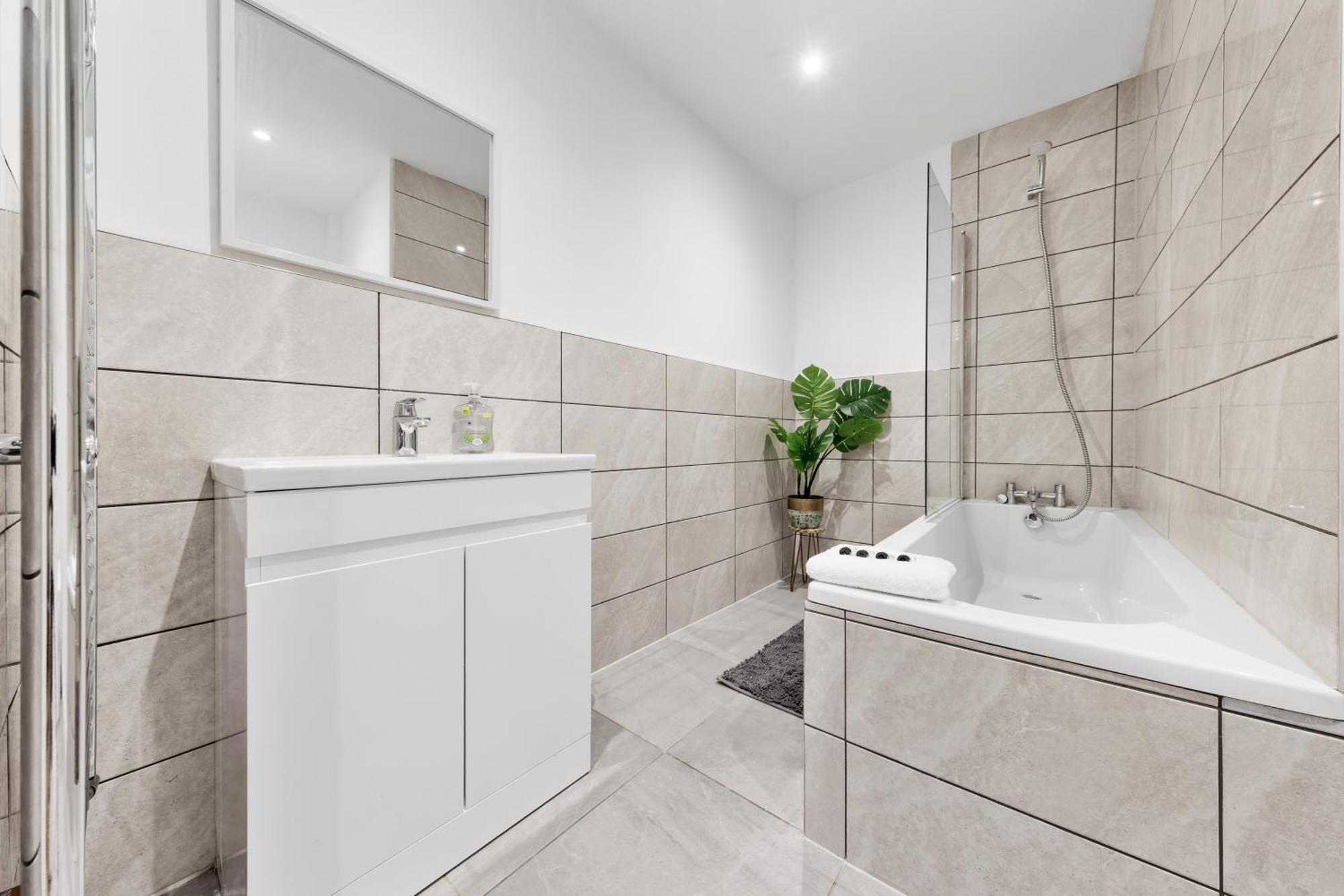 Immaculate 2-bed Flat Near London, With Garden & Parking Available- Save On Long Stays! Instant Book! * Londen