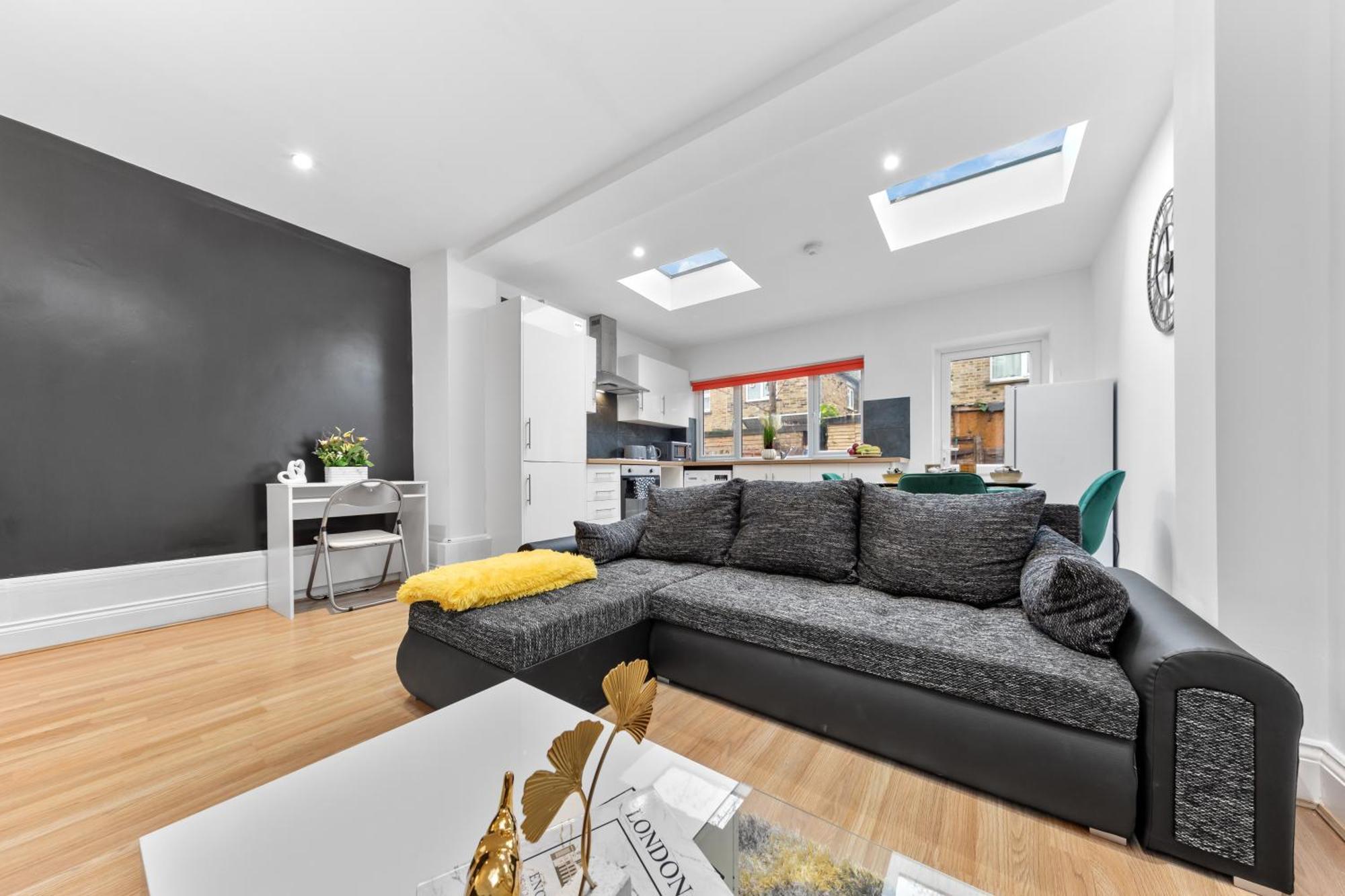 Immaculate 2-bed Flat Near London, With Garden & Parking Available- Save On Long Stays! Instant Book! Appartement