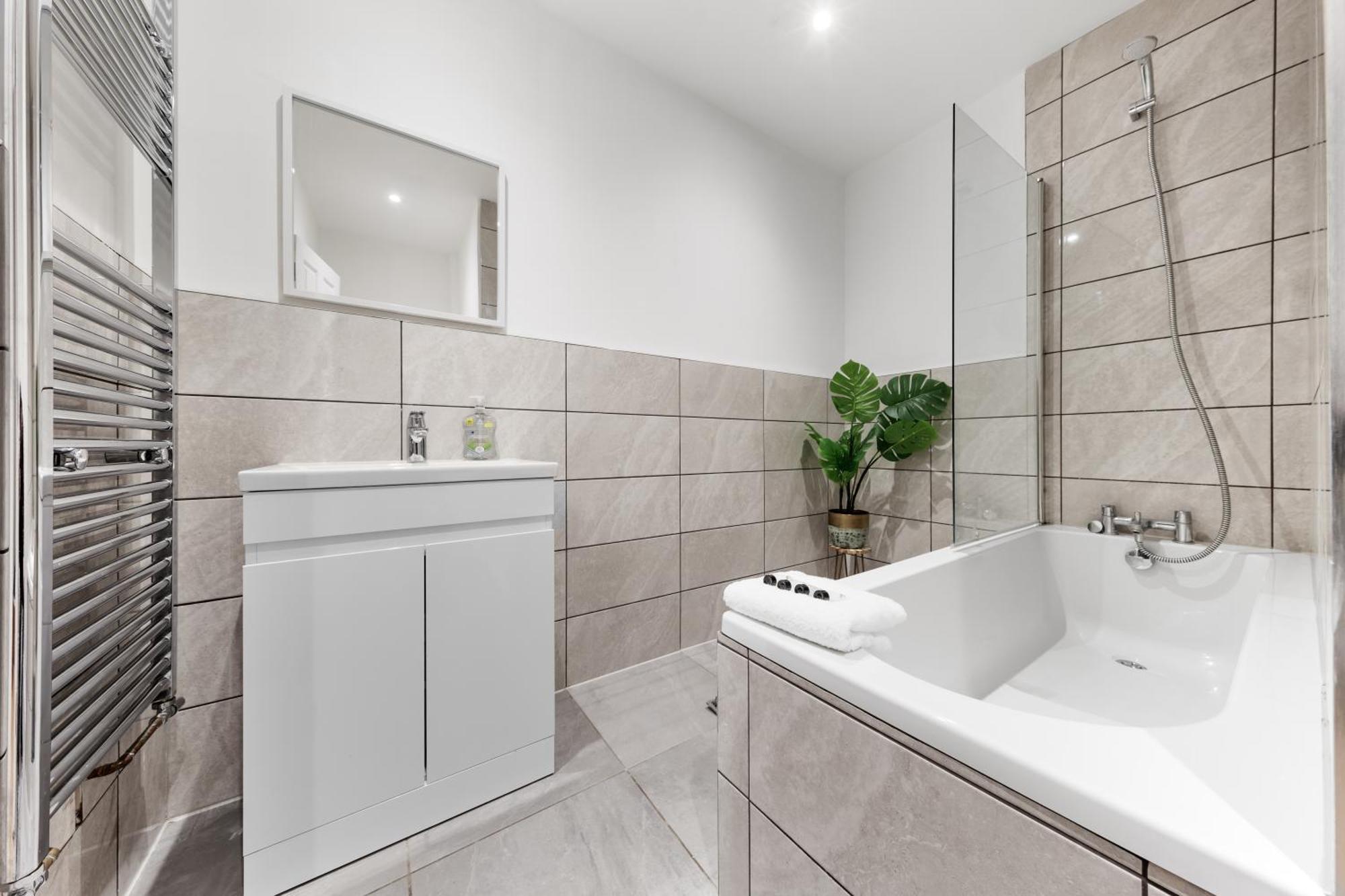 Appartement Immaculate 2-bed Flat Near London, With Garden & Parking Available- Save On Long Stays! Instant Book!