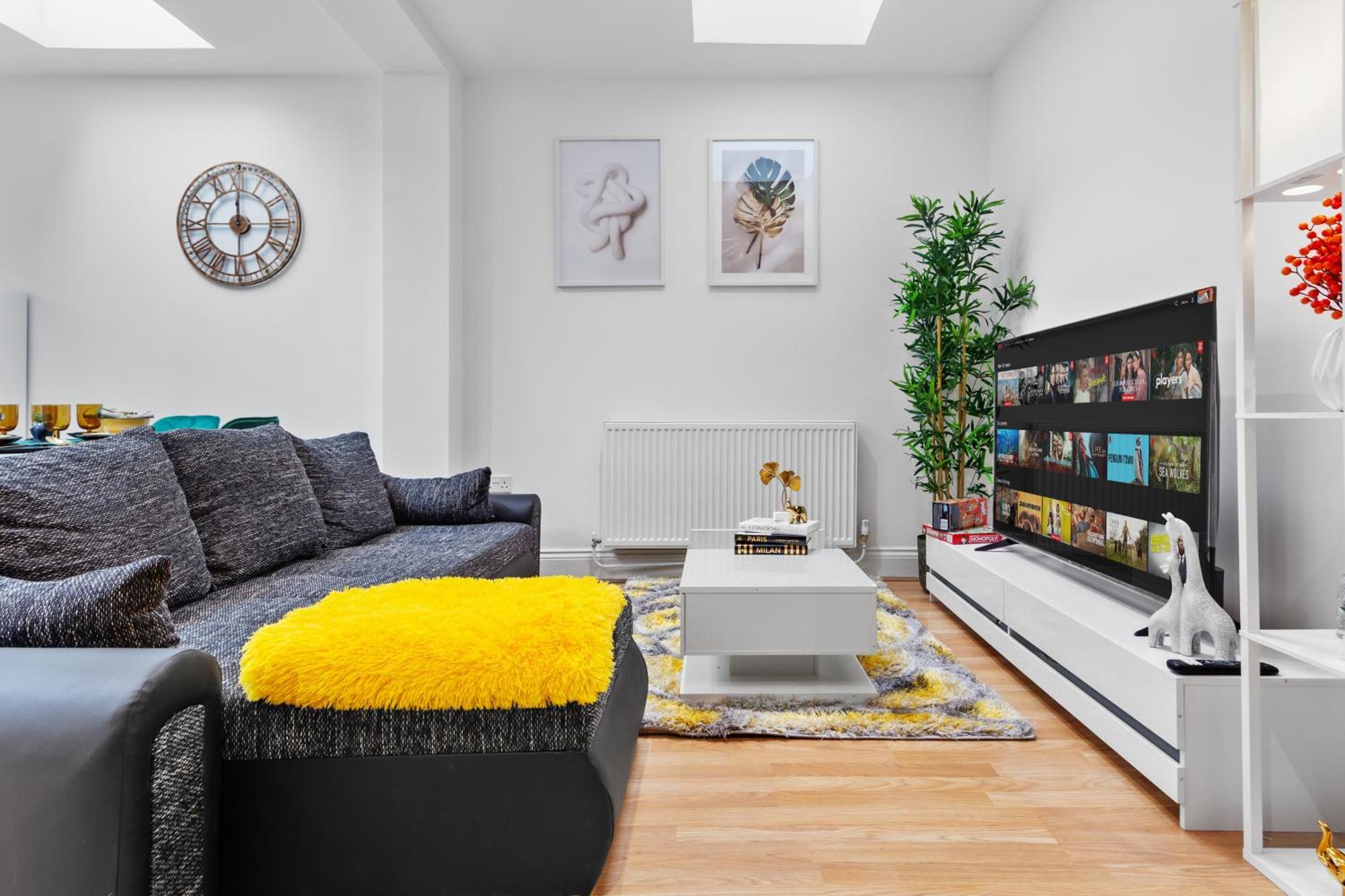 Immaculate 2-bed Flat Near London, With Garden & Parking Available- Save On Long Stays! Instant Book! Appartement *