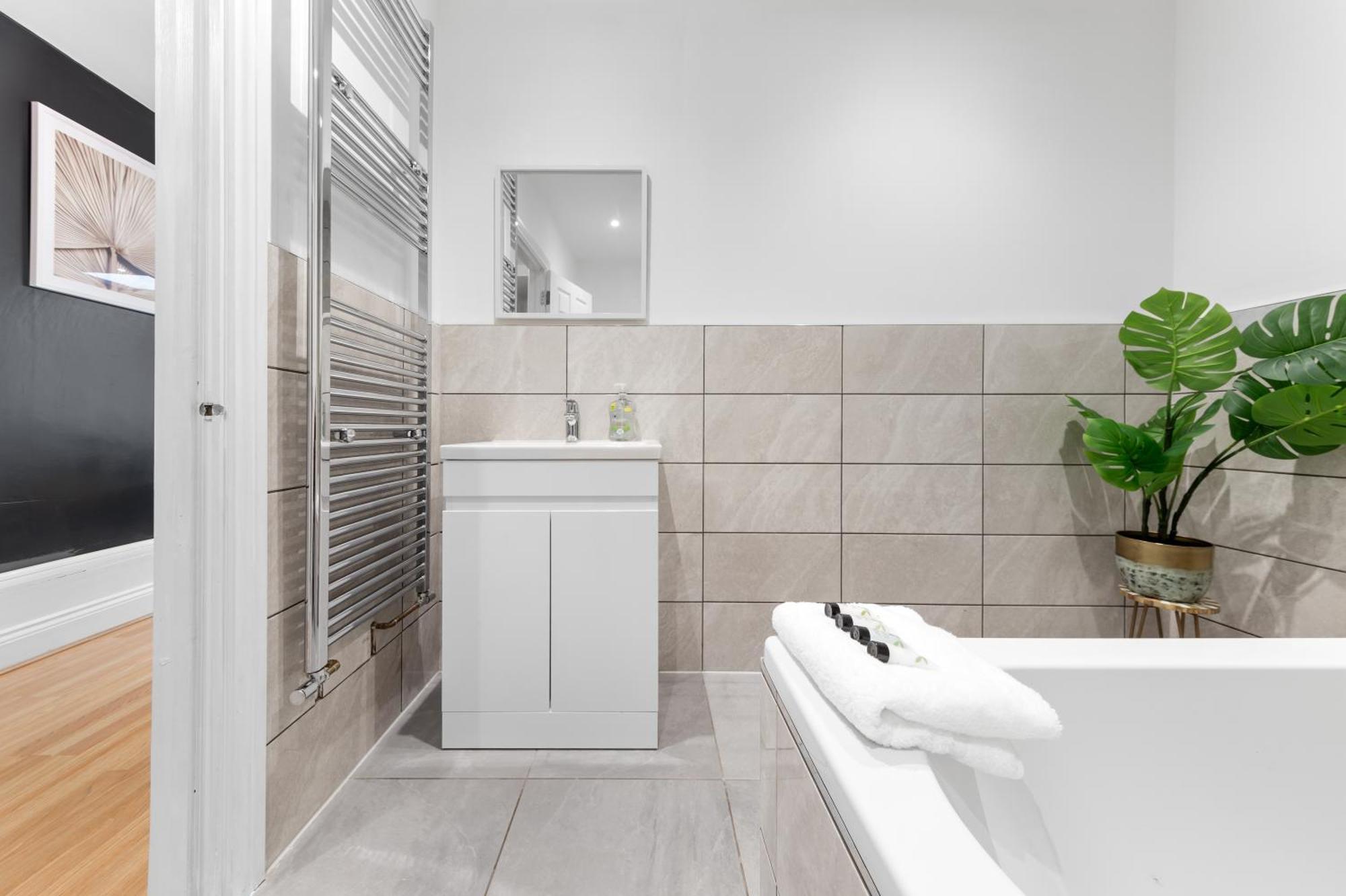 Immaculate 2-bed Flat Near London, With Garden & Parking Available- Save On Long Stays! Instant Book! Appartement Londen