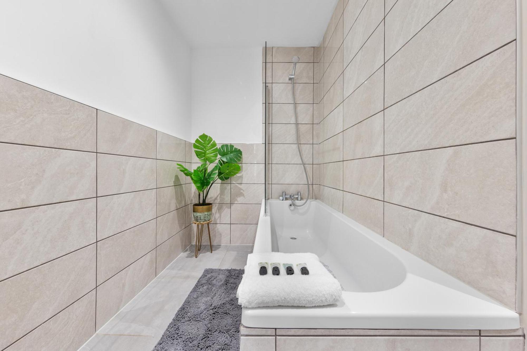 Immaculate 2-bed Flat Near London, With Garden & Parking Available- Save On Long Stays! Instant Book! Londen