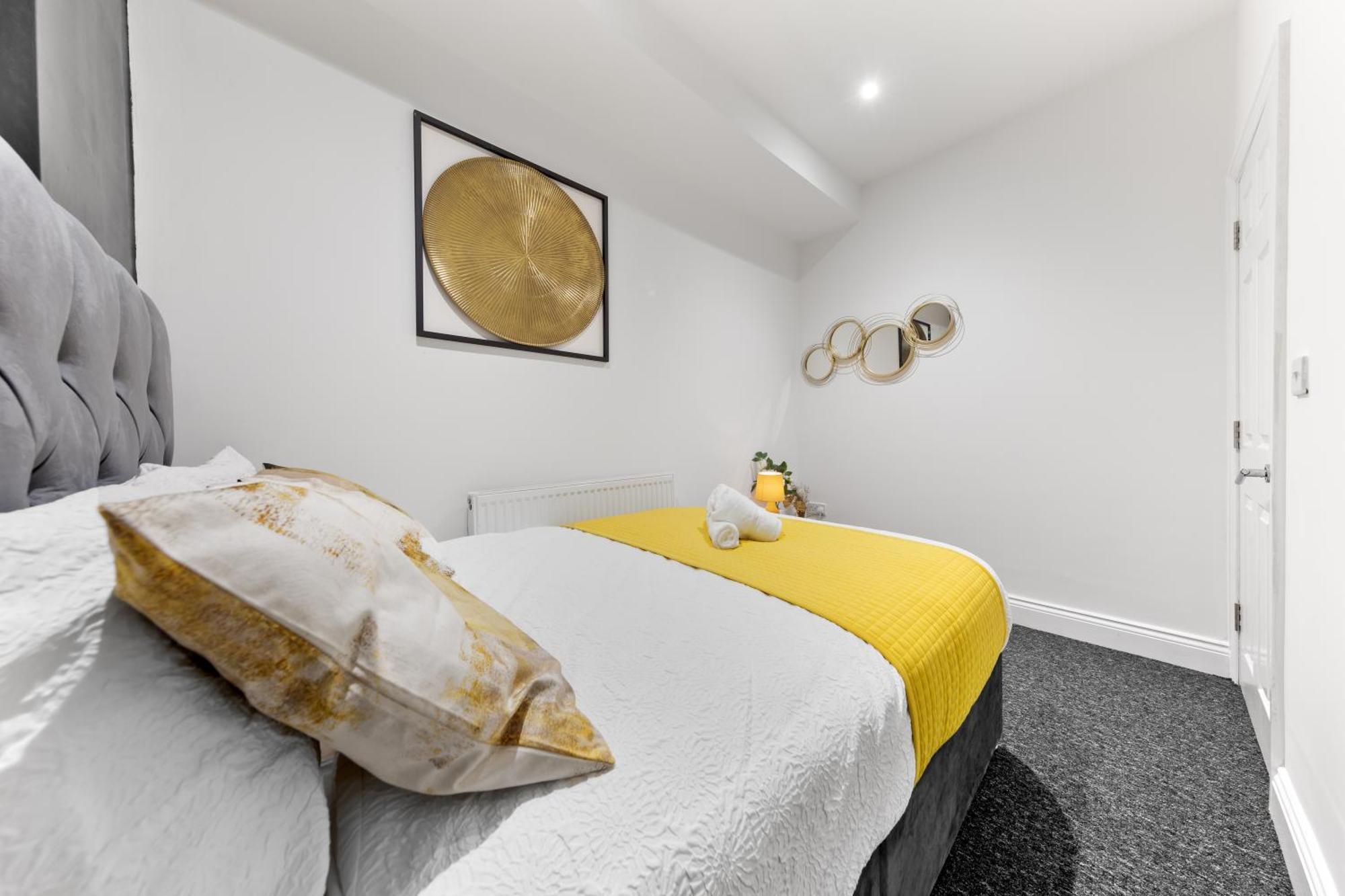 Immaculate 2-bed Flat Near London, With Garden & Parking Available- Save On Long Stays! Instant Book! Appartement