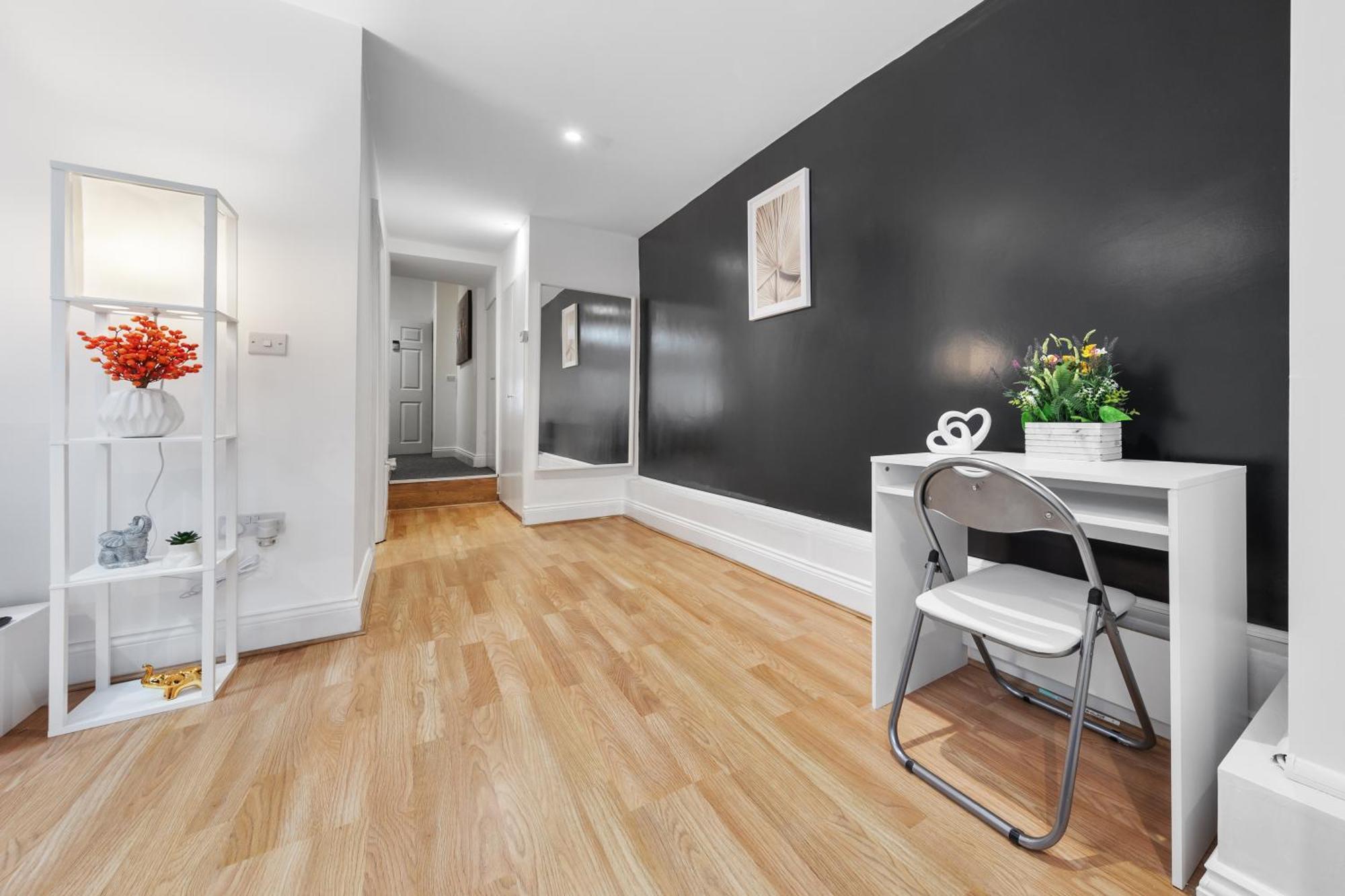 Immaculate 2-bed Flat Near London, With Garden & Parking Available- Save On Long Stays! Instant Book! * Londen