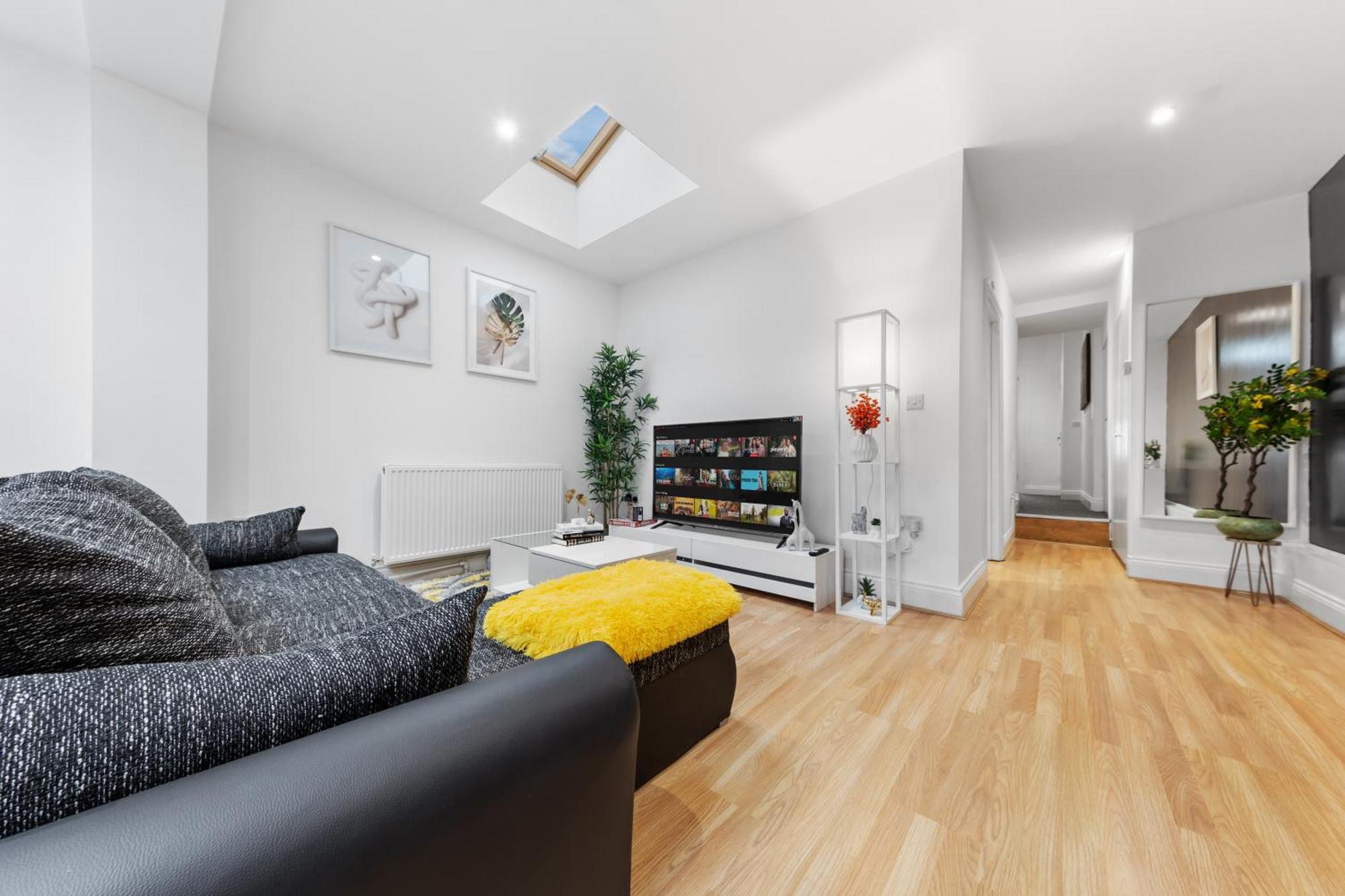Appartement Immaculate 2-bed Flat Near London, With Garden & Parking Available- Save On Long Stays! Instant Book! Londen