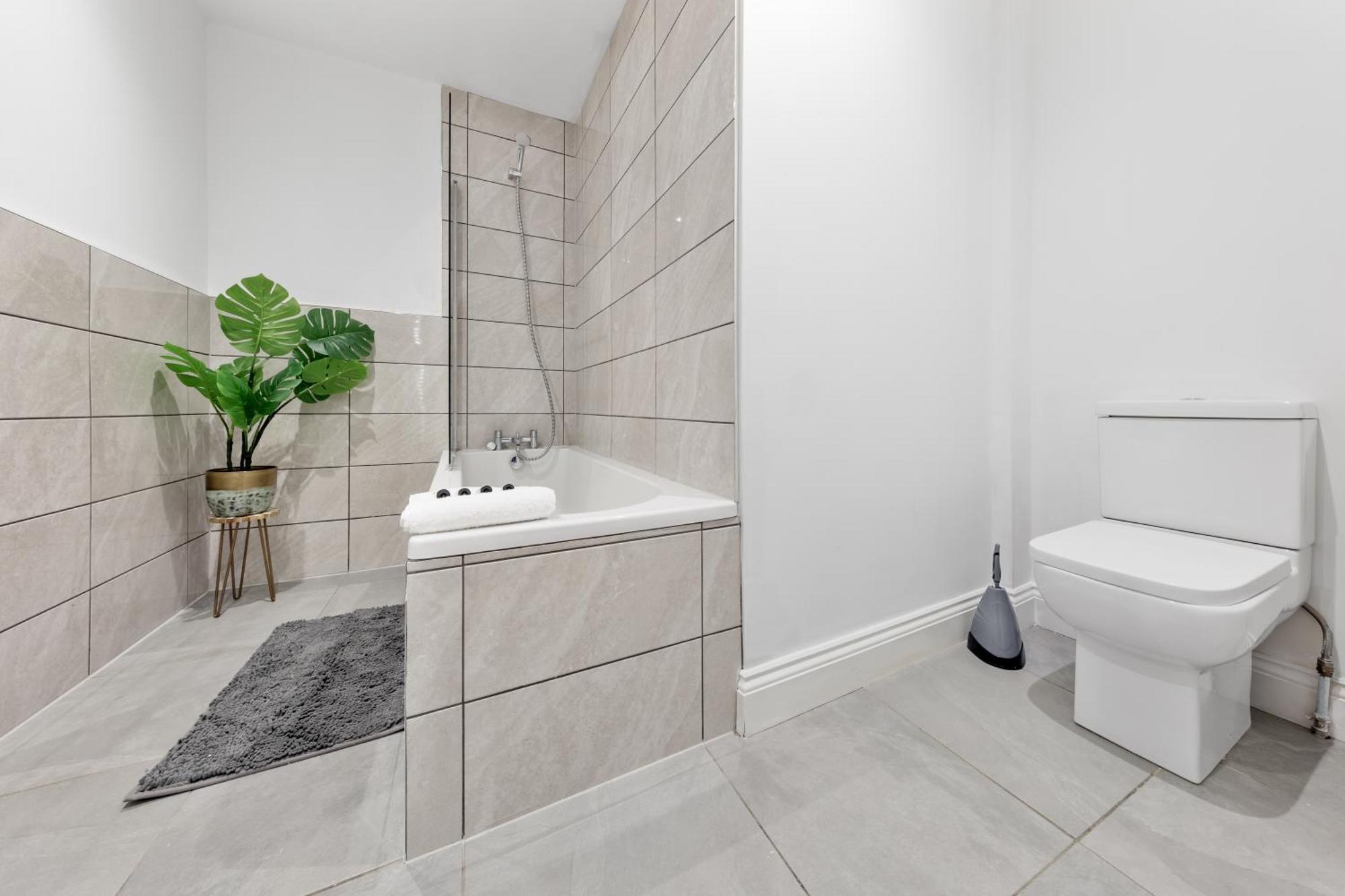 Immaculate 2-bed Flat Near London, With Garden & Parking Available- Save On Long Stays! Instant Book! * Londen