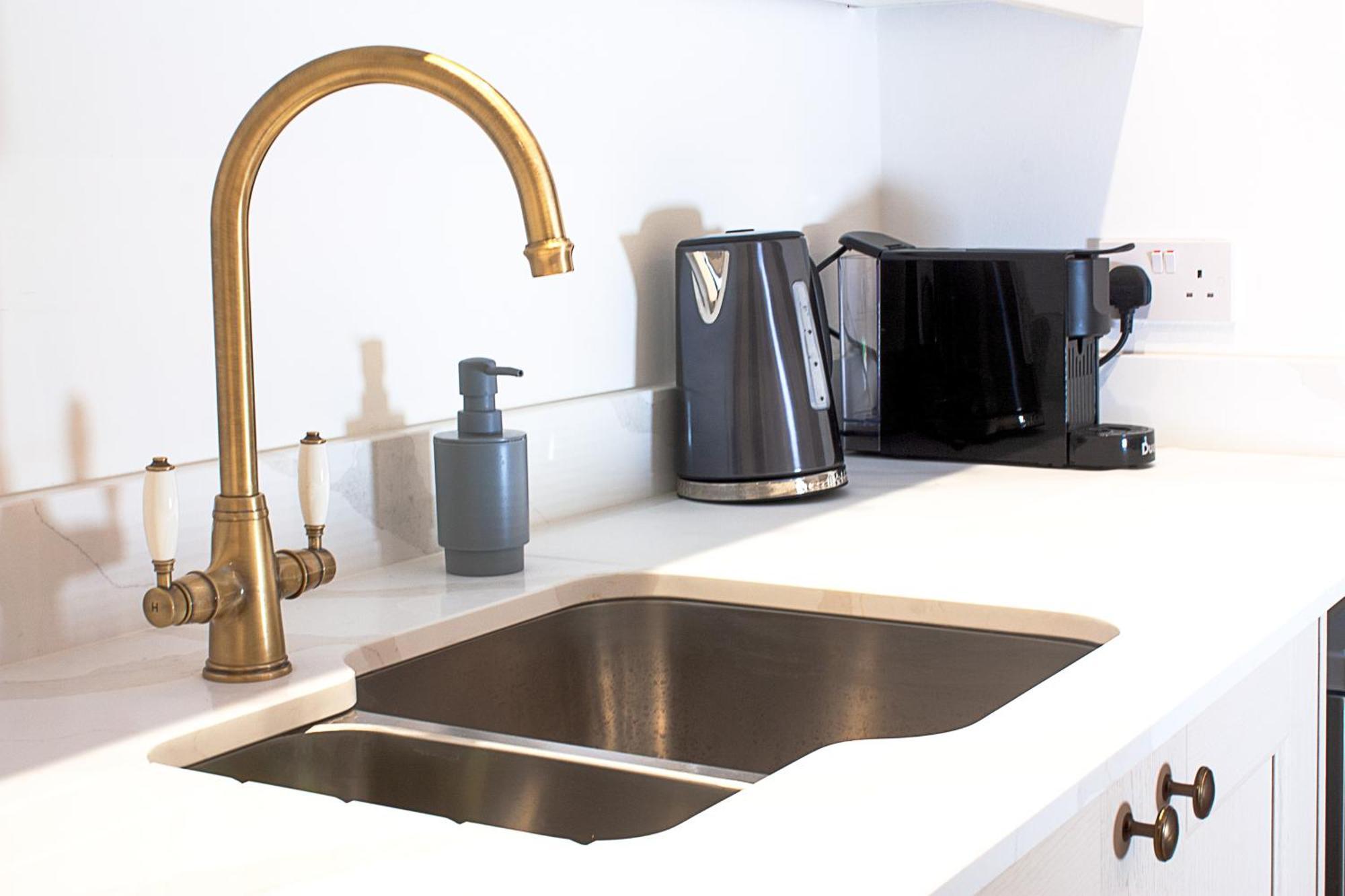 Lovely And Newly Refurbished 2bd Maze Hill Apartment