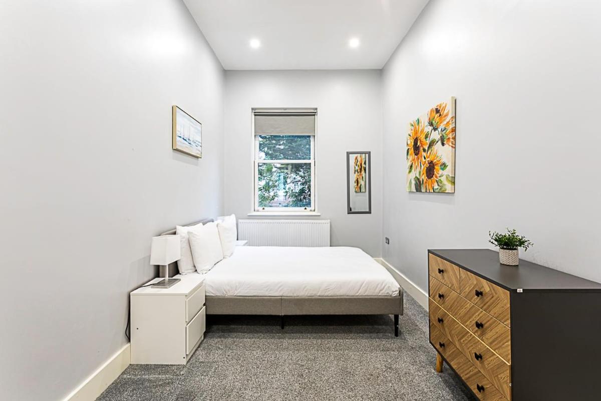Refurbished Stjohns Hill Apartment London