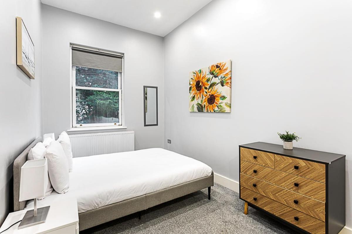 Refurbished Stjohns Hill Apartment London
