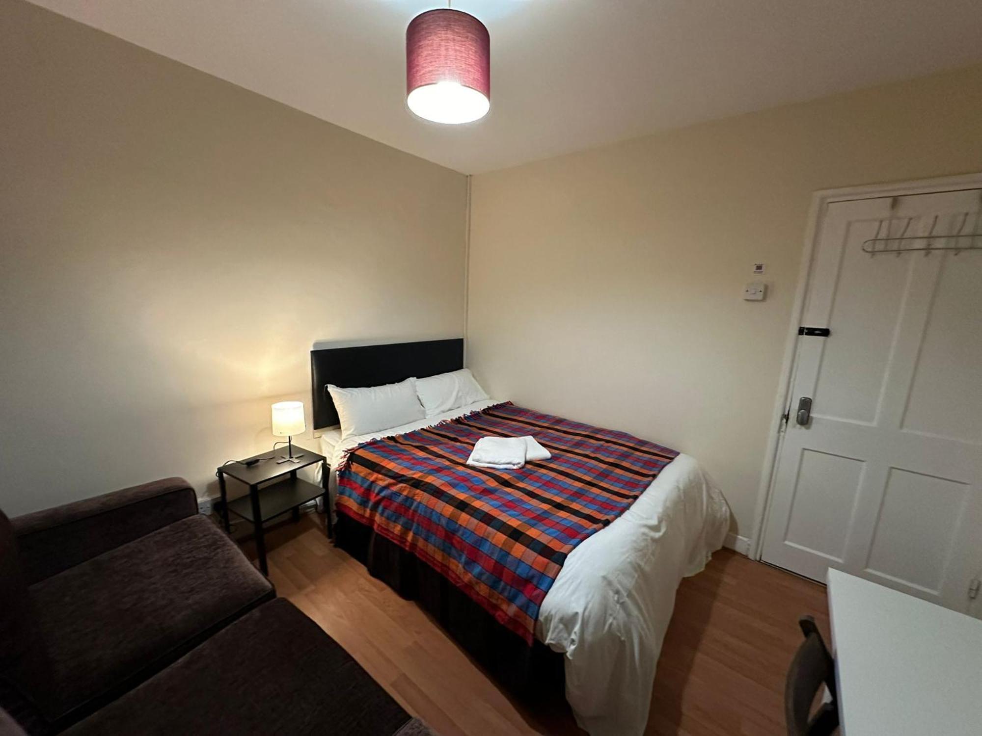 Beautiful Private Double In A Shared 3-bedroom Minutes Walk From Bethnal London