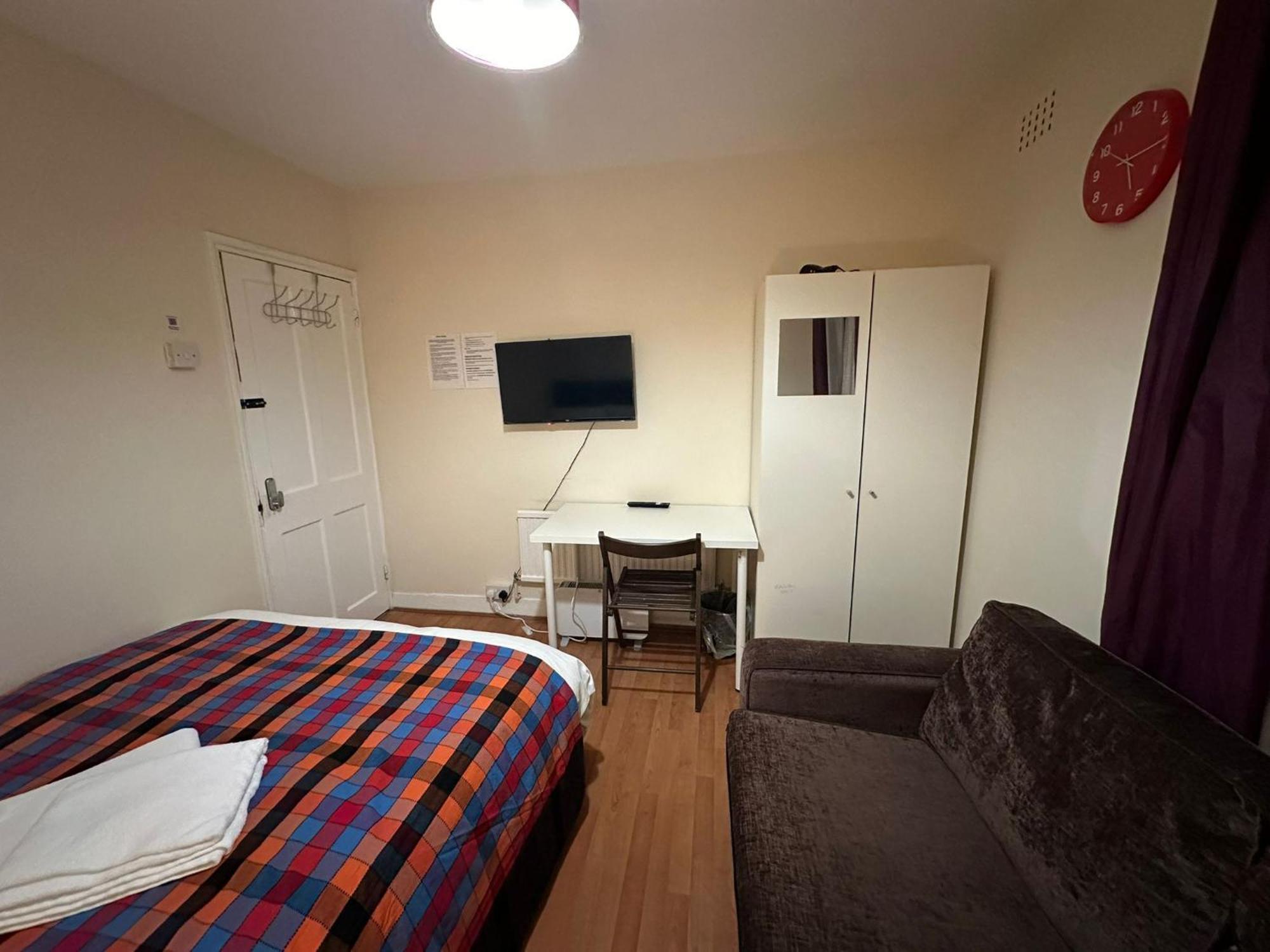 Beautiful Private Double In A Shared 3-bedroom Minutes Walk From Bethnal * London