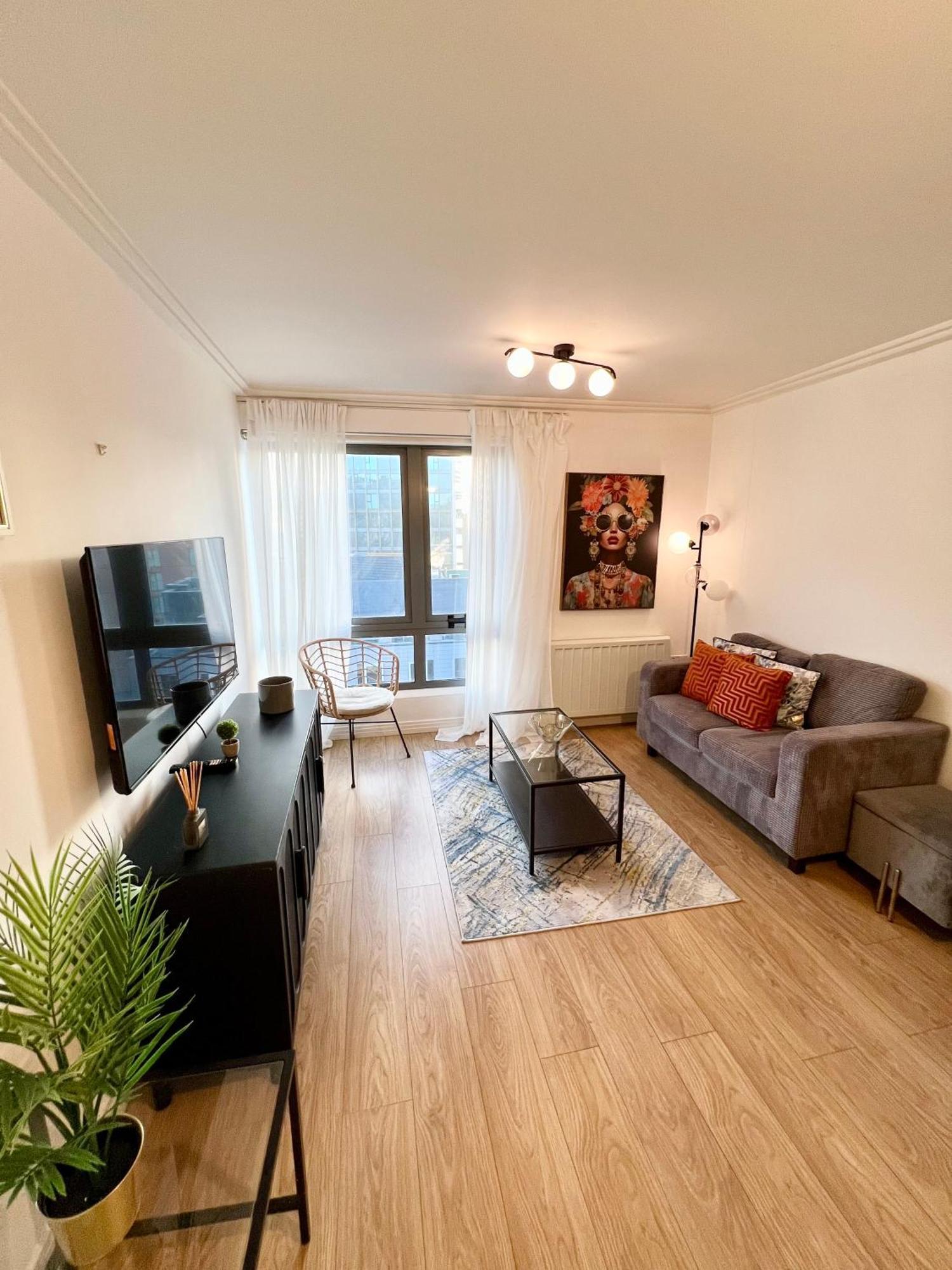 Apartment Spacious One Bedroom Flat Opposite Station