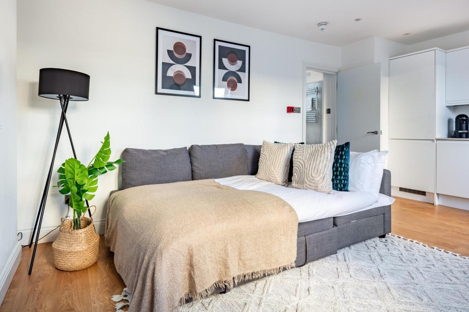 Apartment Bnbnook - Modern 1br With Balcony In The Heart Of West End