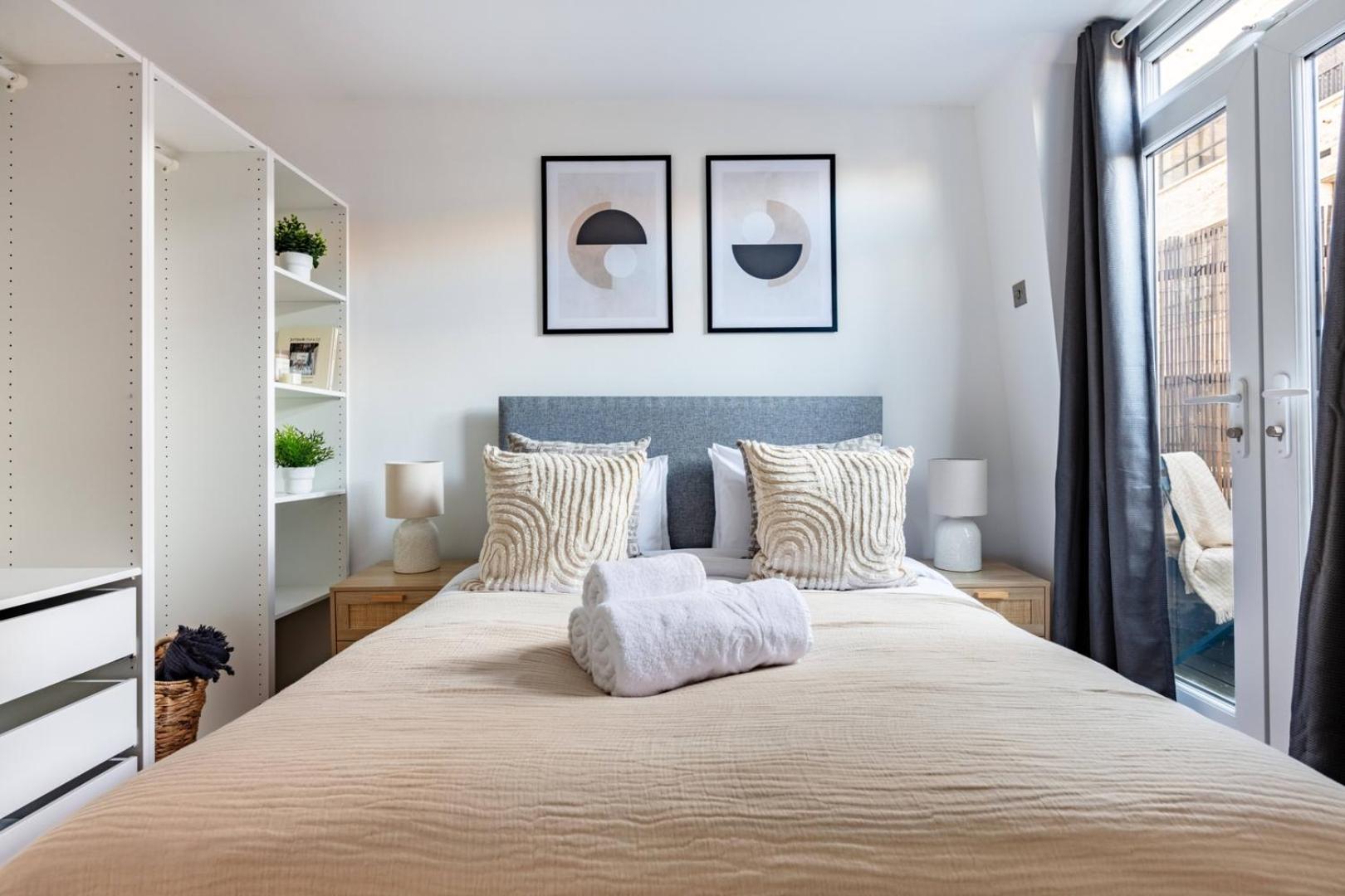 Bnbnook - Modern 1br With Balcony In The Heart Of West End Apartment