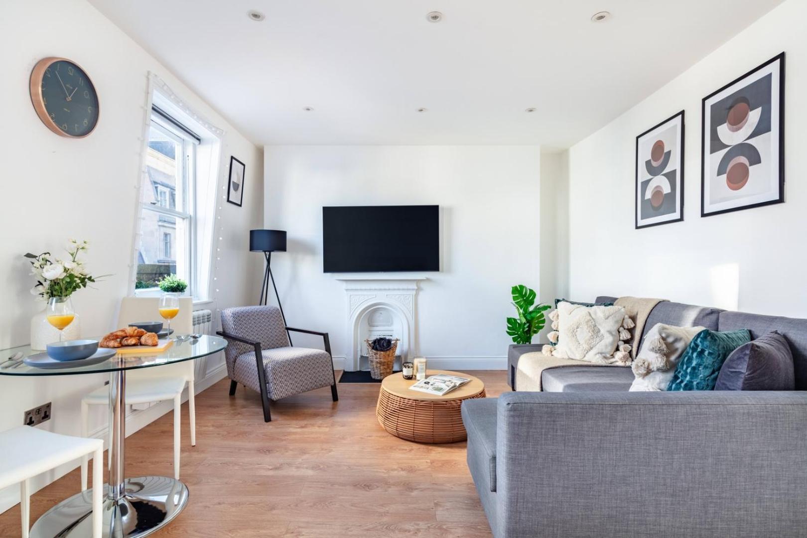 Apartment Bnbnook - Modern 1br With Balcony In The Heart Of West End